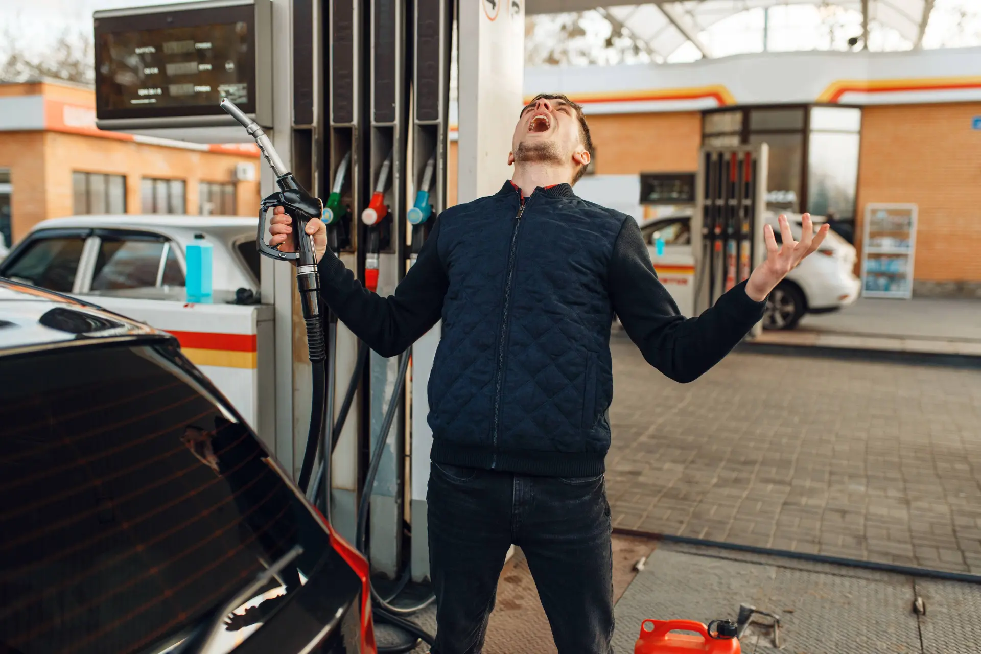 VVD huilt krokodillentranen over benzineprijsstijging: Miljarden aan Oekraïne en asiel negeren ze!
