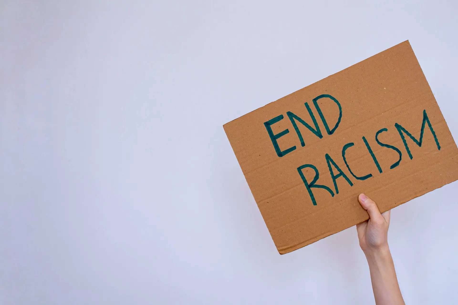 Ministerie van OCW verwijdert portretten van “oude witte mannen” in strijd tegen racisme