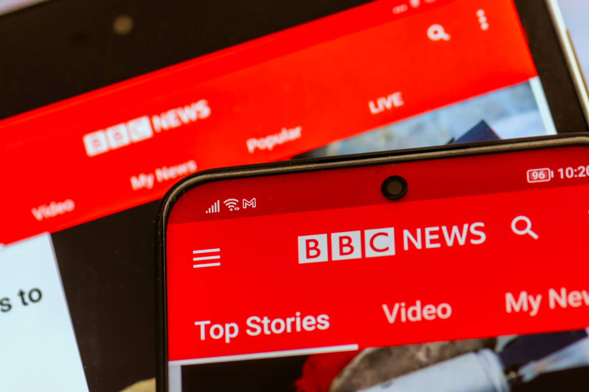 BBC-baas stapt op na misleidende Trump-documentaire - gemanipuleerde beelden schokken politiek en publiek