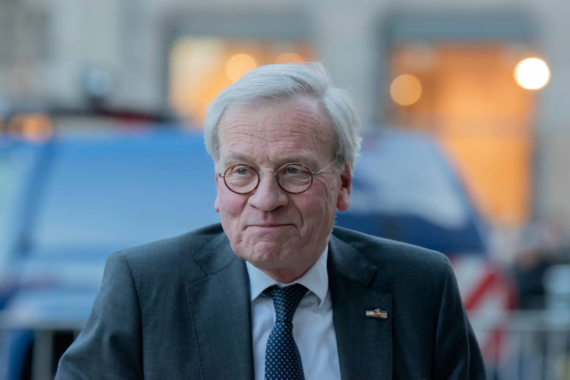 Oorlogshitser Jaap de Hoop Scheffer slaat wartaal uit: ‘Poetin is een Sovjet!’ (En dus moeten we onze oren laten verpesten door F-35's)