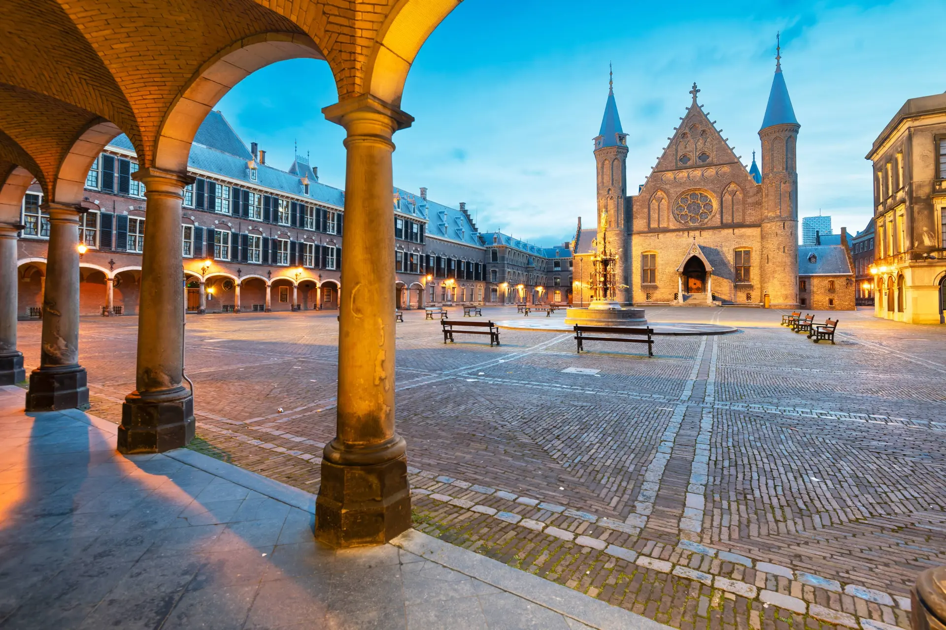 Absurde geldverspilling in Den Haag: Kostenteller Binnenhof-renovatie ontploft, maar slappe Kamer reageert onbegrijpelijk 'mild'