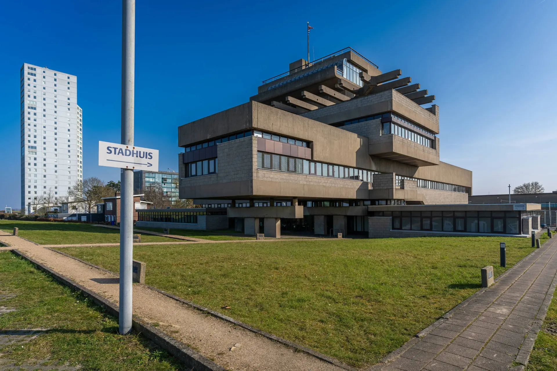 Druk, dreigmails, angst: Raadsleden Terneuzen durven niet te stemmen over AZC