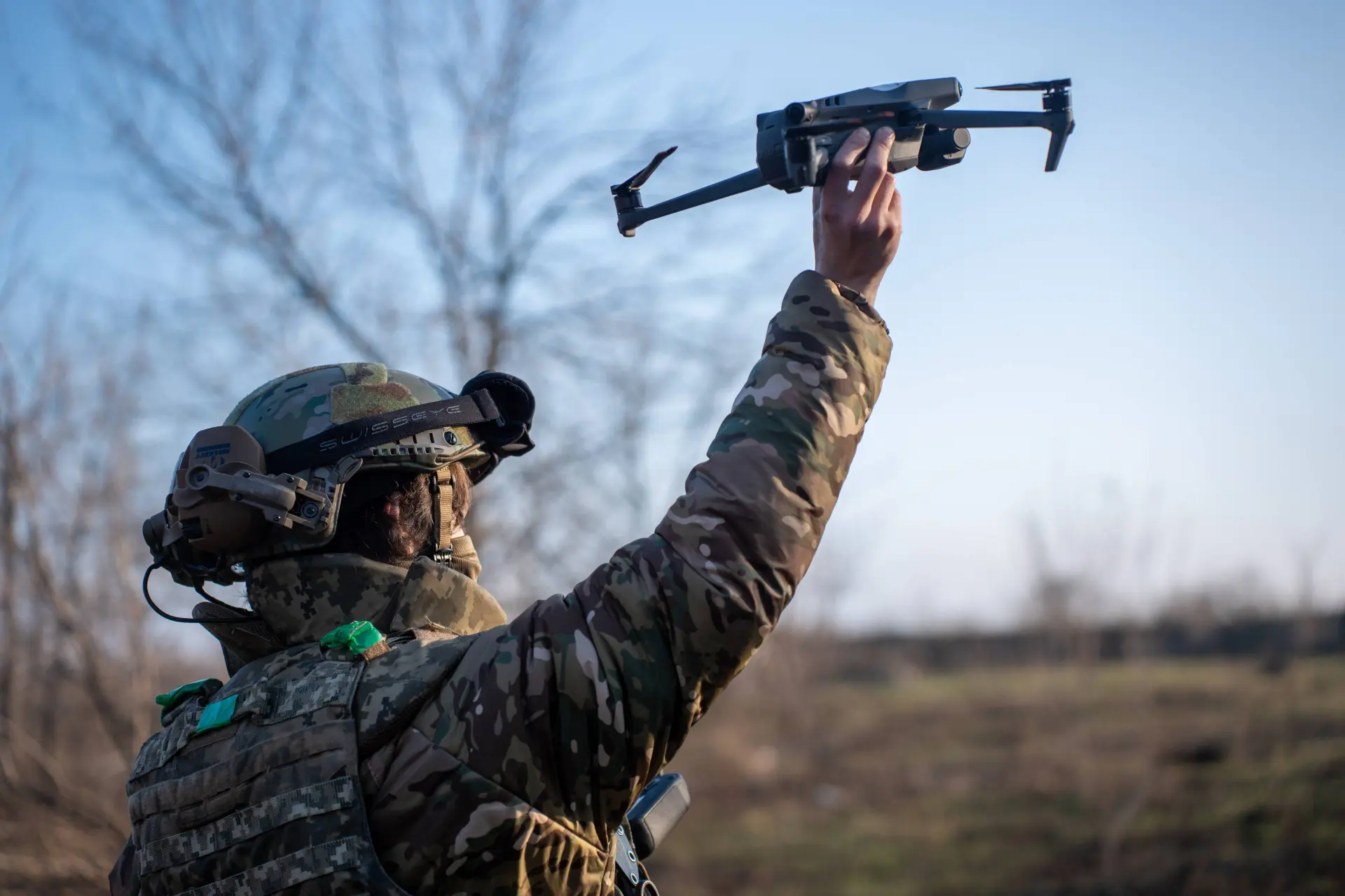 Totale blamage voor Defensie: Onbekende drones vliegen ongestoord boven kernwapens Volkel en Eindhoven - Brekelmans staat machteloos!