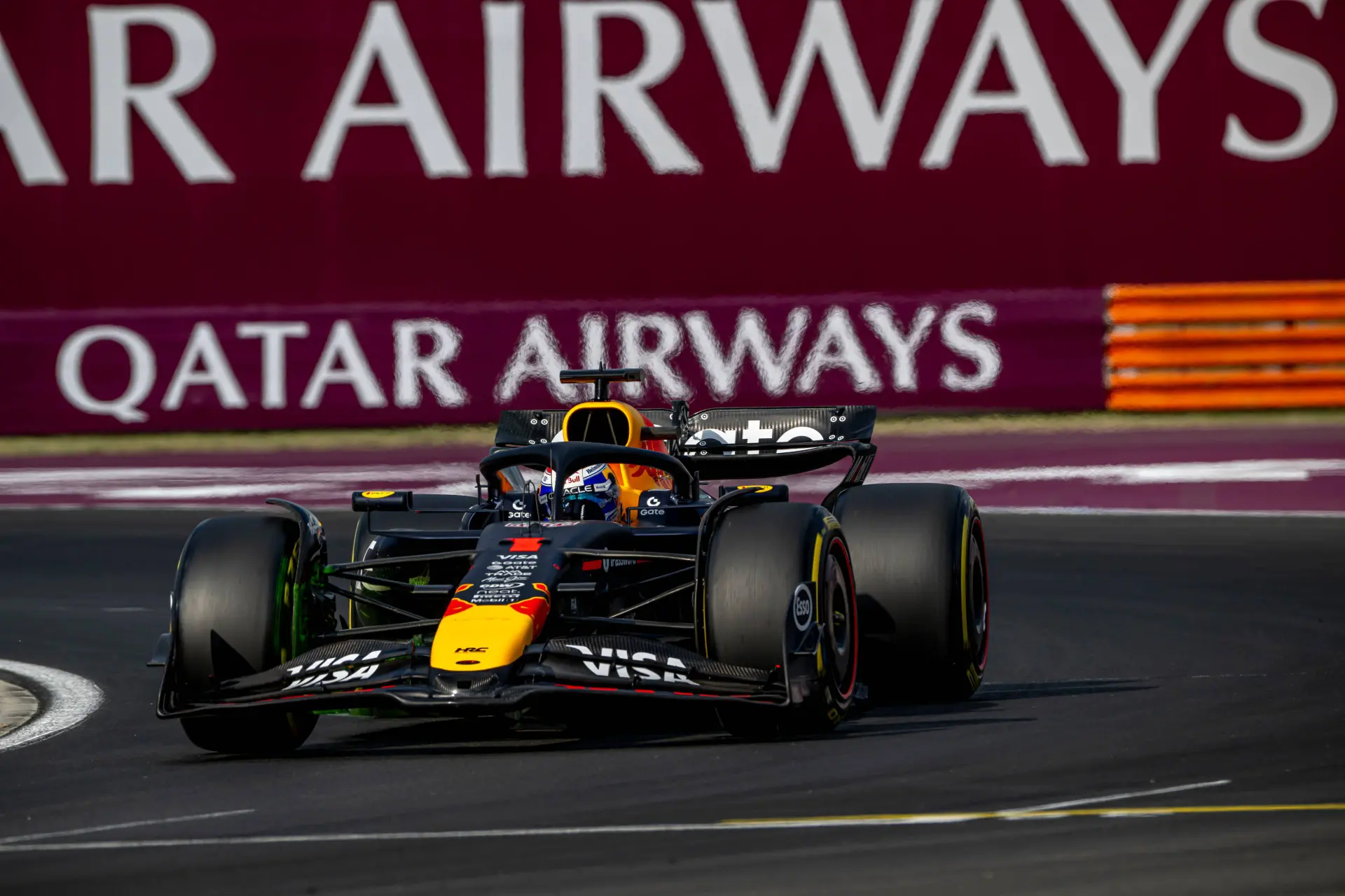 Max Verstappen lacht om McLaren-chaos en waarschuwt concurrentie: 'Ik ga ALL-IN!'