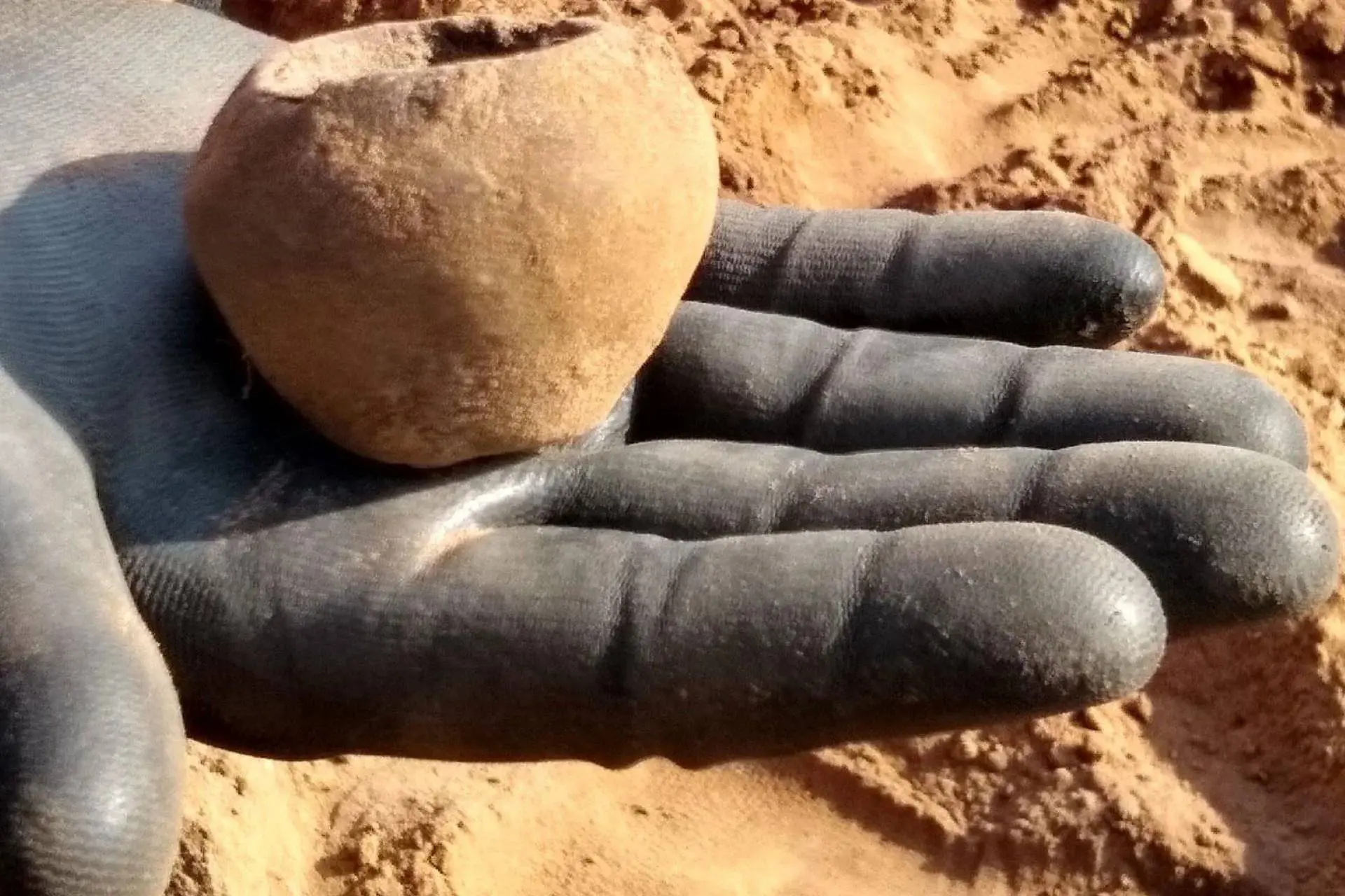 zand-opgraving-hand