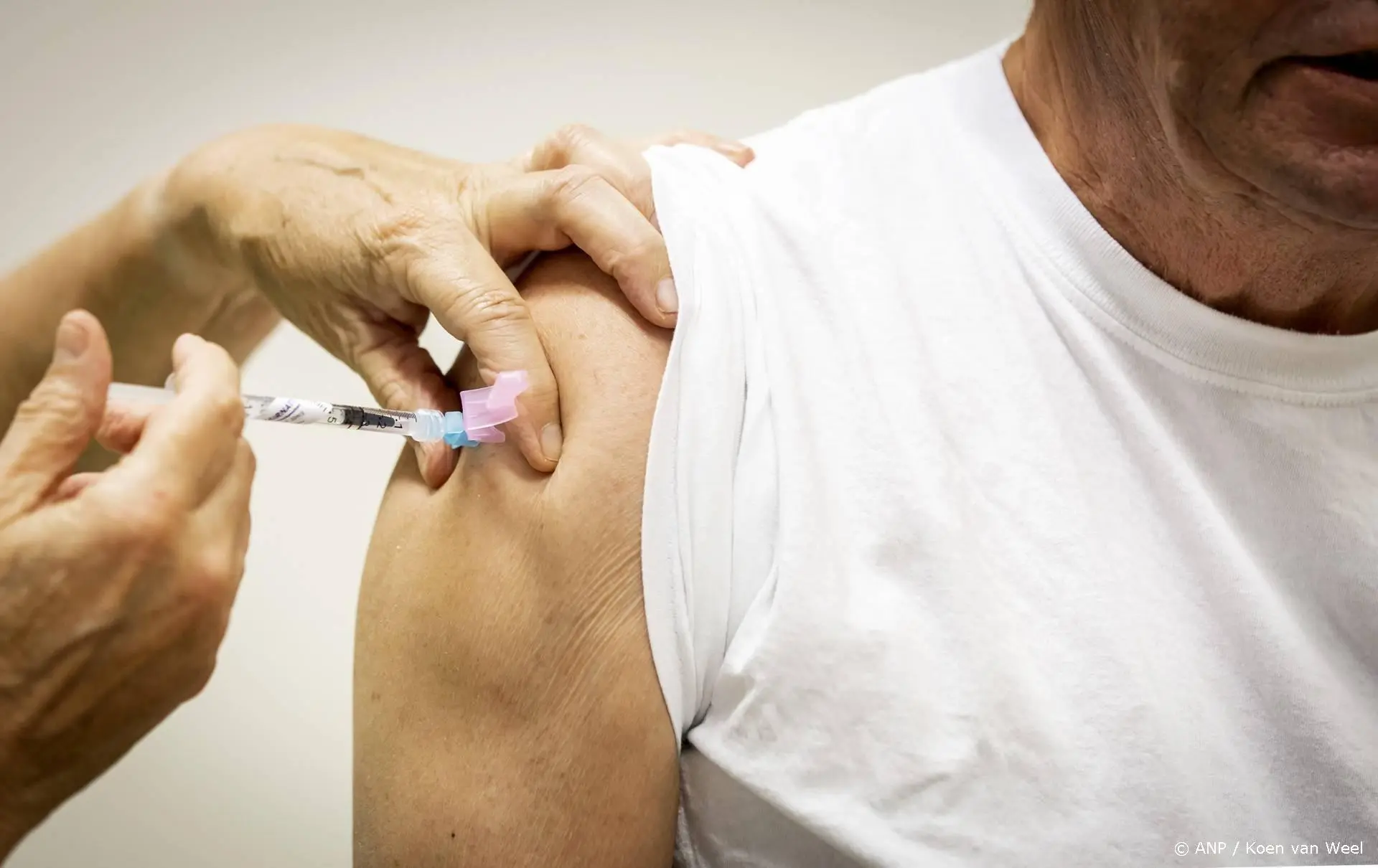Ruim 2,2 miljoen mensen haalden coronaprik, minder dan vorig jaar