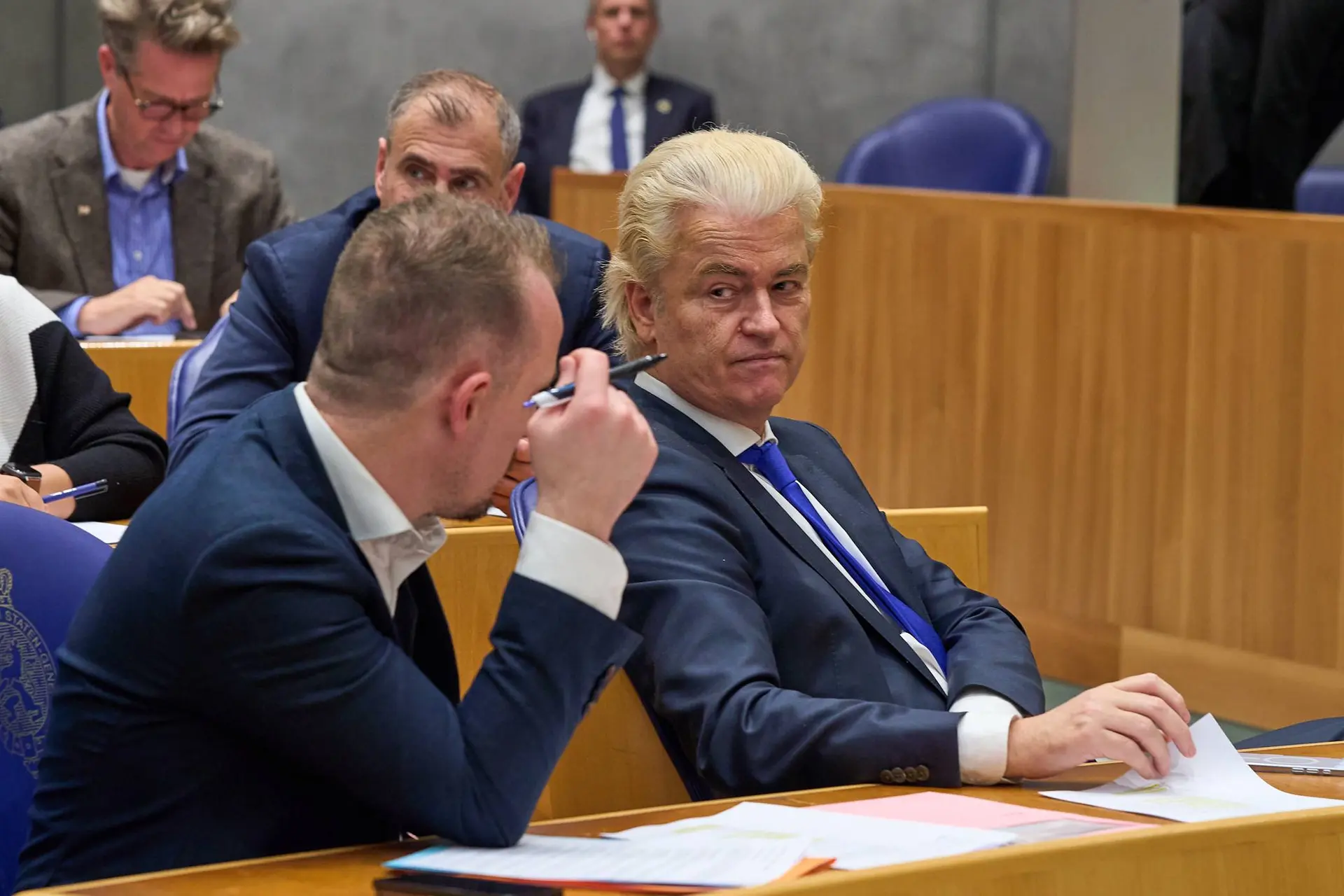 Het grote verraad is compleet: Uw oma is niet meer veilig. Kamer geeft groen licht voor miljardenbezuinigingen op sociale zekerheid
