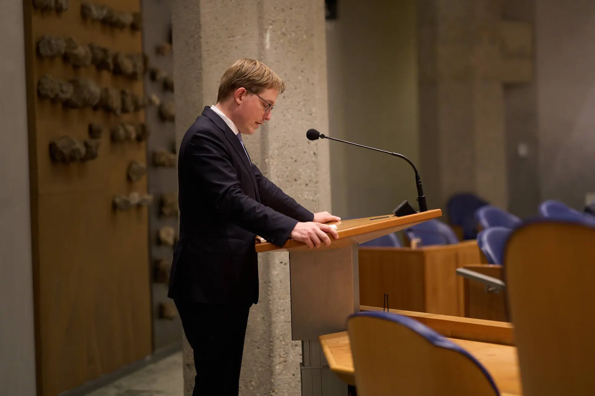 ARROGANTIE VAN DE MACHT: VVD-er Bevers lacht om censuur bij artsen, Van Houwelingen woest! (Video)