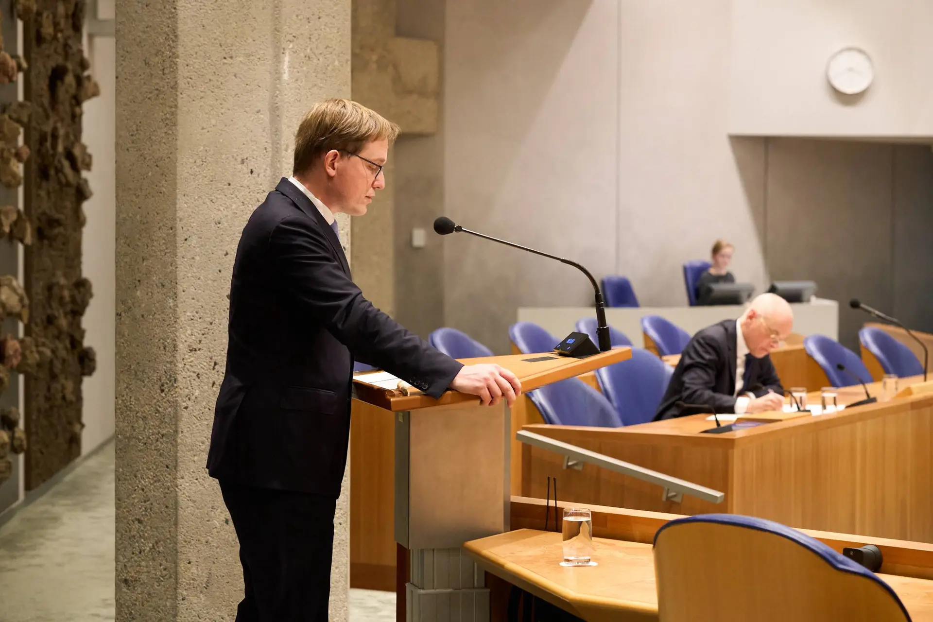 GENOEG IS GENOEG: Van Houwelingen pakt ambtenaar aan die 19-jarige FVD-kandidate wilde OPHANGEN!
