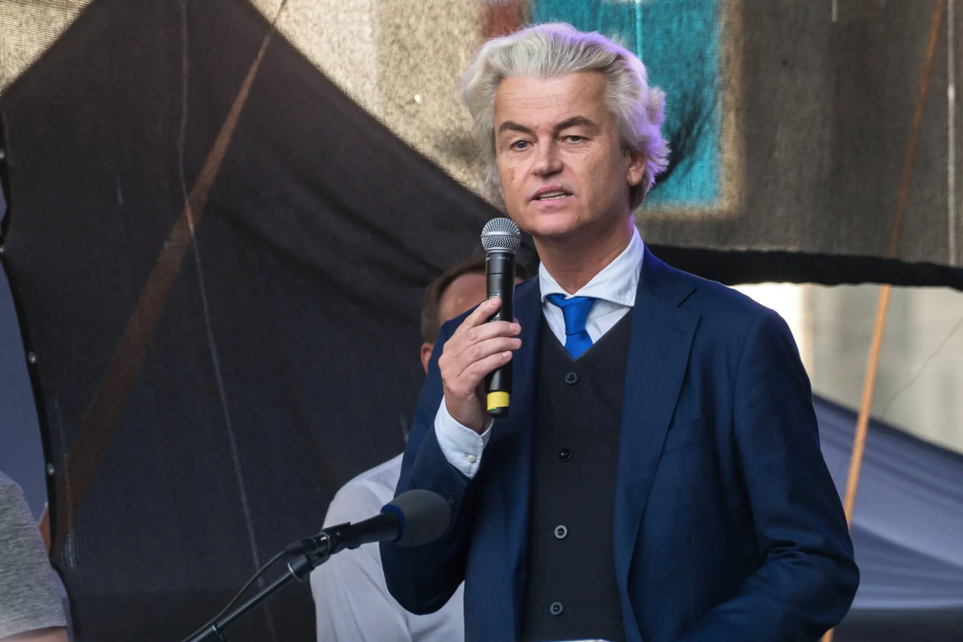 Wilders lanceert scherp campagnefilmpje: “Vrouwen en dochters weer veilig – Dit is ons land!” Stem PVV 18 maart!