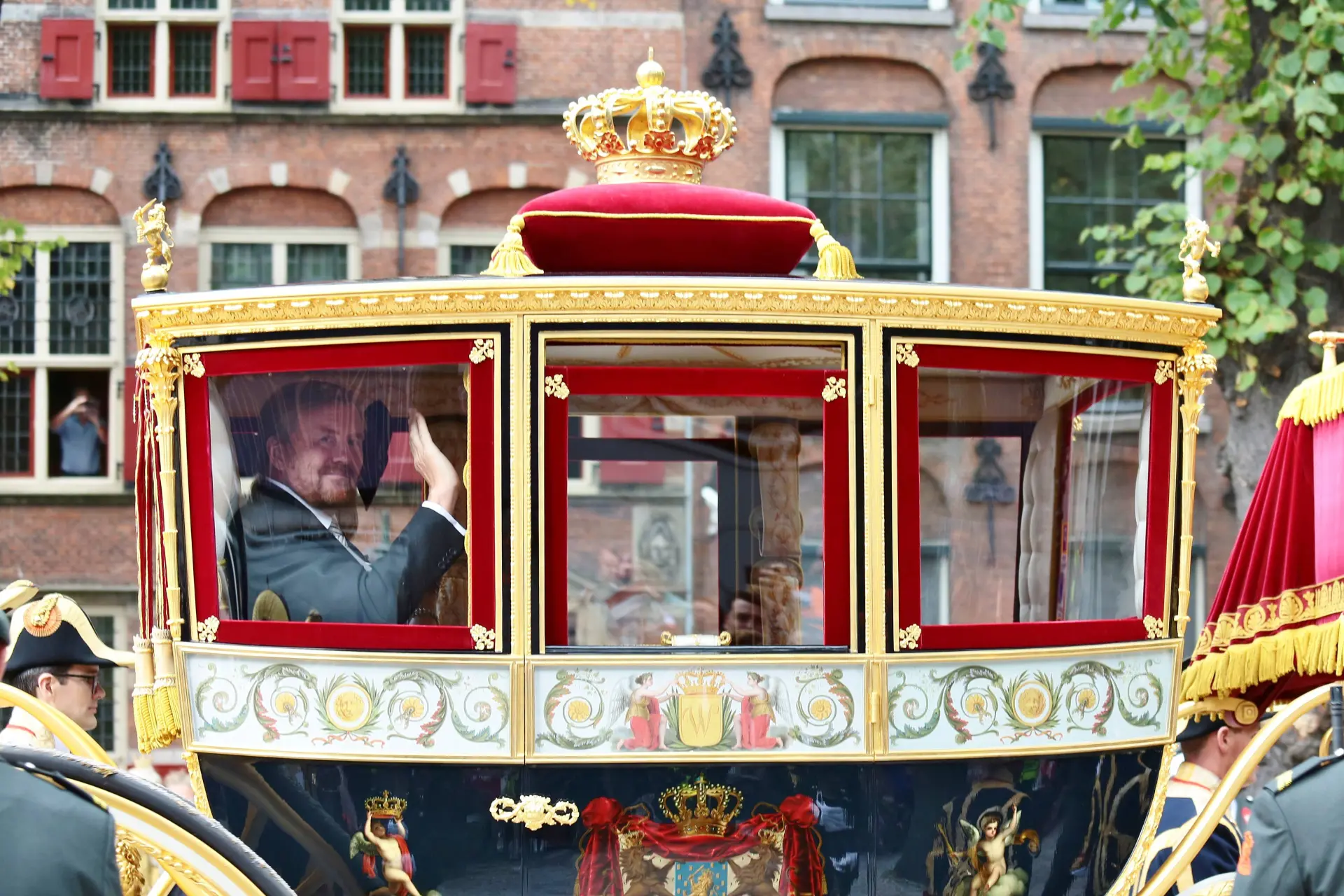 Het is nooit genoeg: Koning laat zich de maat nemen in Paramaribo, Raymann juicht om 'nieuw begin' (lees: herstelbetalingen)
