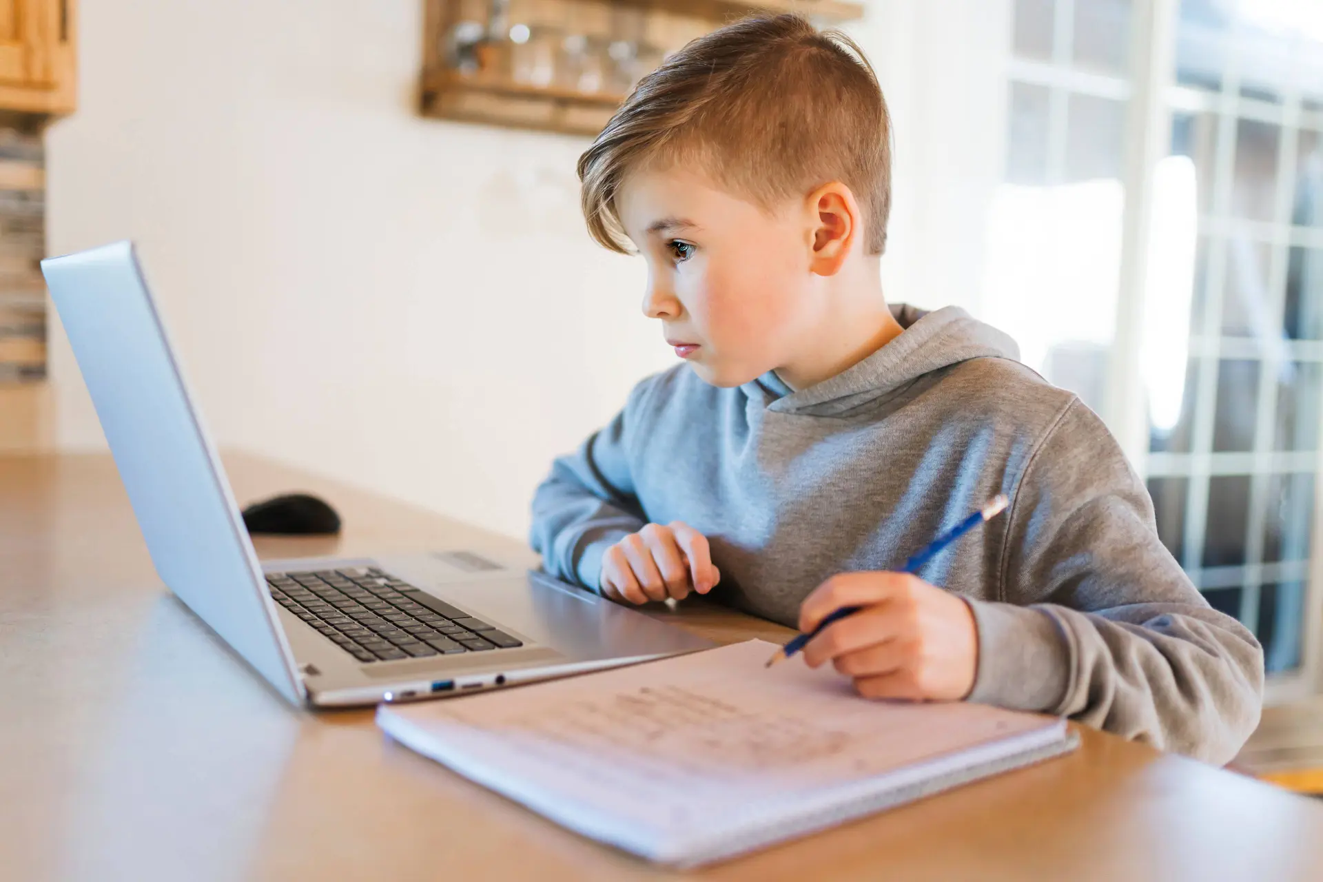 MASSA-VLUCHT UIT WOKE-SCHOLEN: Ouders kiezen massaal voor thuisonderwijs! Staat in paniek: 'We verliezen controle'