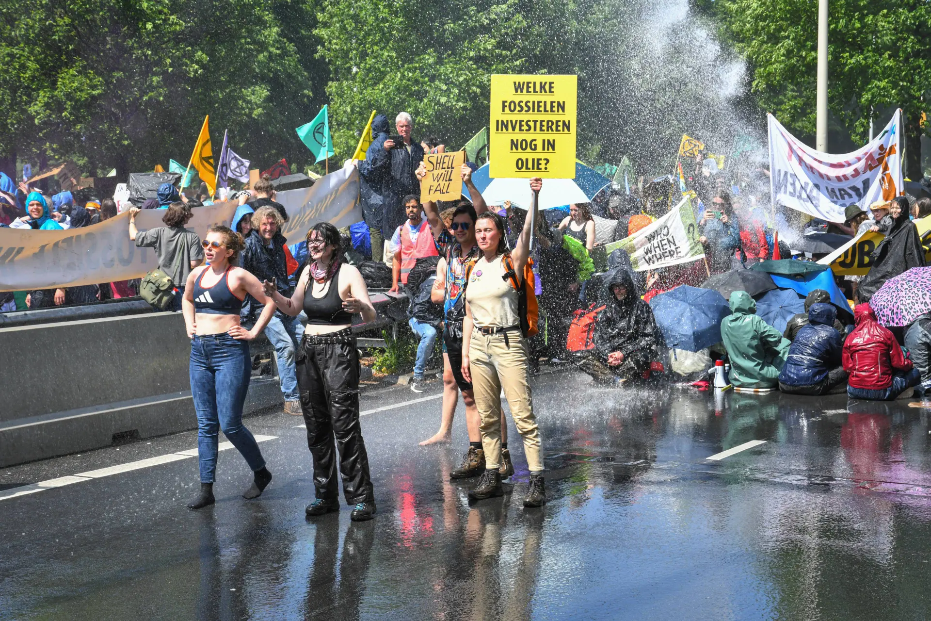 Wereld op zijn kop: 73-jarige PVV'er als zware crimineel behandeld na confrontatie met wegblokkeerders van Extinction Rebellion
