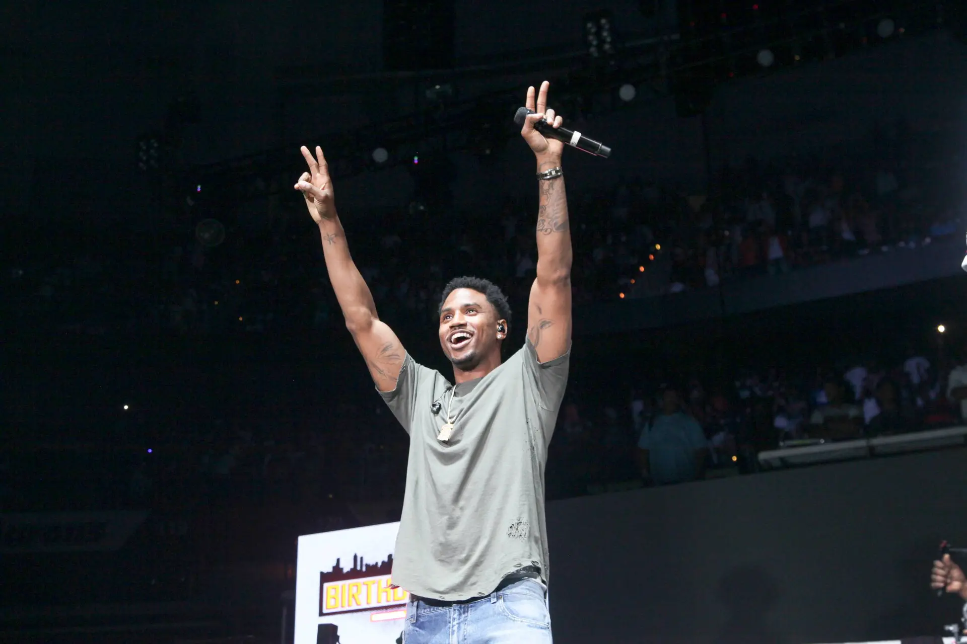 'Bottoms Up'-zanger in de boeien: Trey Songz sloopt nachtclub en deelt klappen uit in NYC