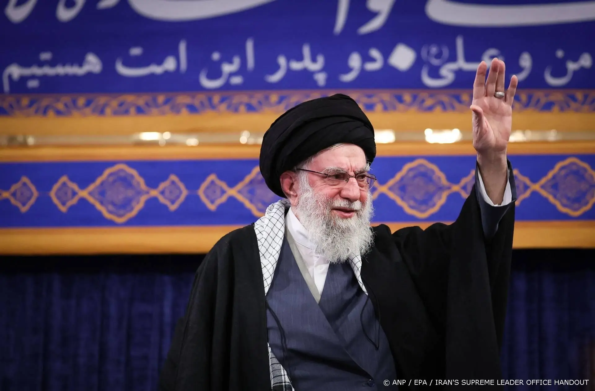 Ayatollah Iran dreigt betogers en zegt niet te buigen voor VS