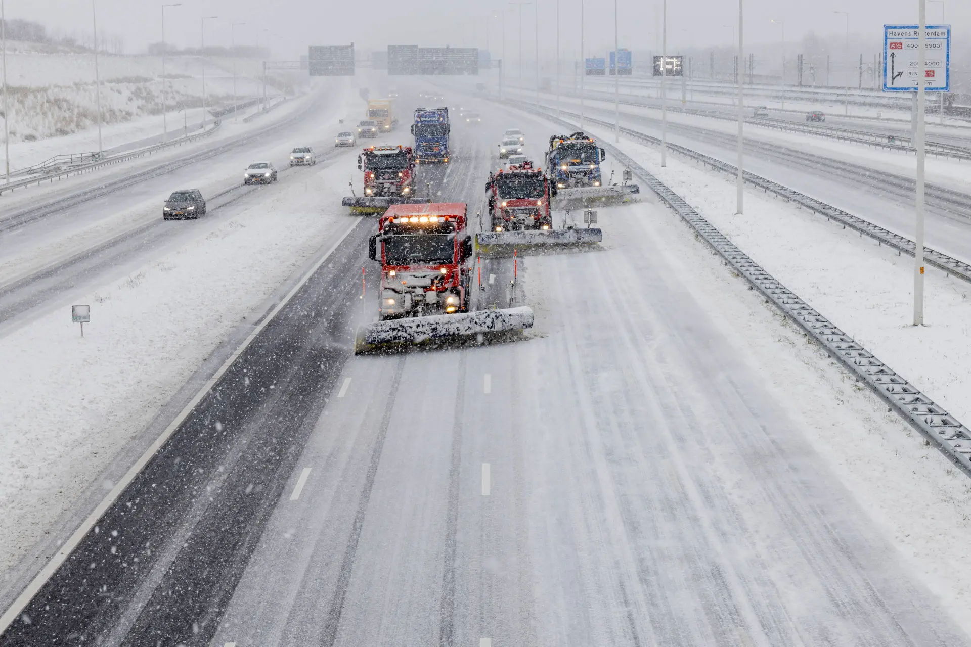 Winterweer zet Nederland schaakmat: verkeer, OV en luchtvaart in heel Nederland plat