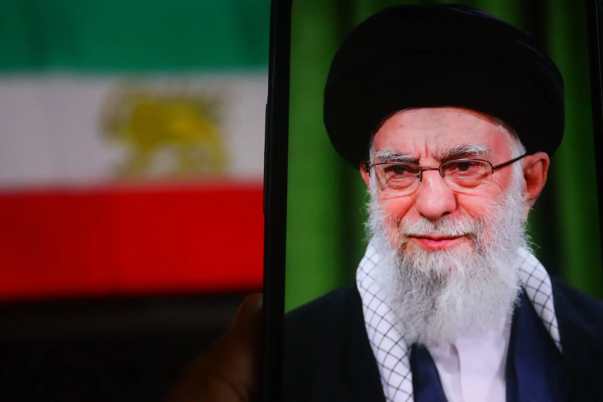 MASSAMOORD IN IRAN: Regime slacht 2000 betogers af in 48 uur!