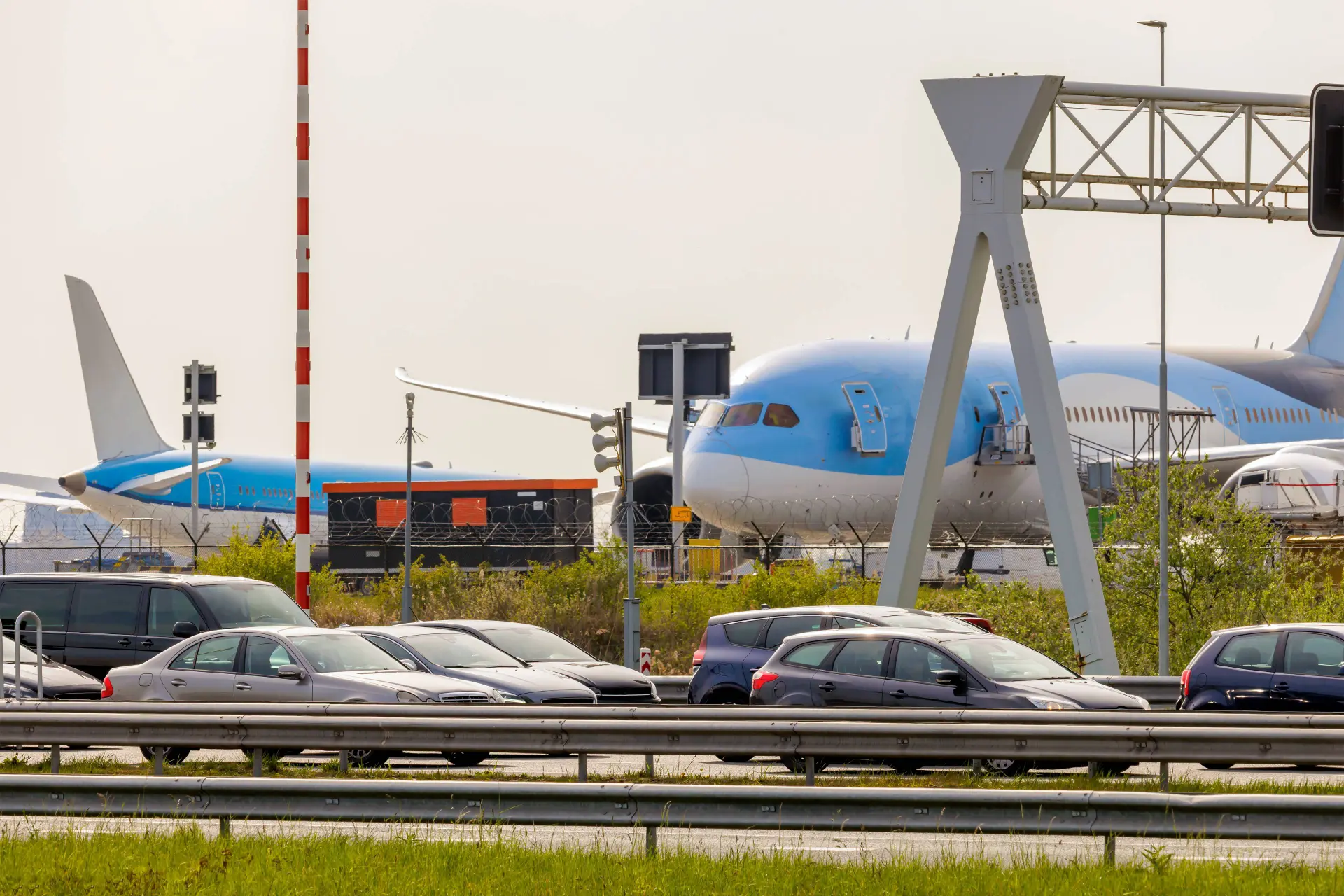 Klimaatwaanzin bereikt kookpunt: Schiphol voert zero-emissie-zone in voor kleine ondernemers