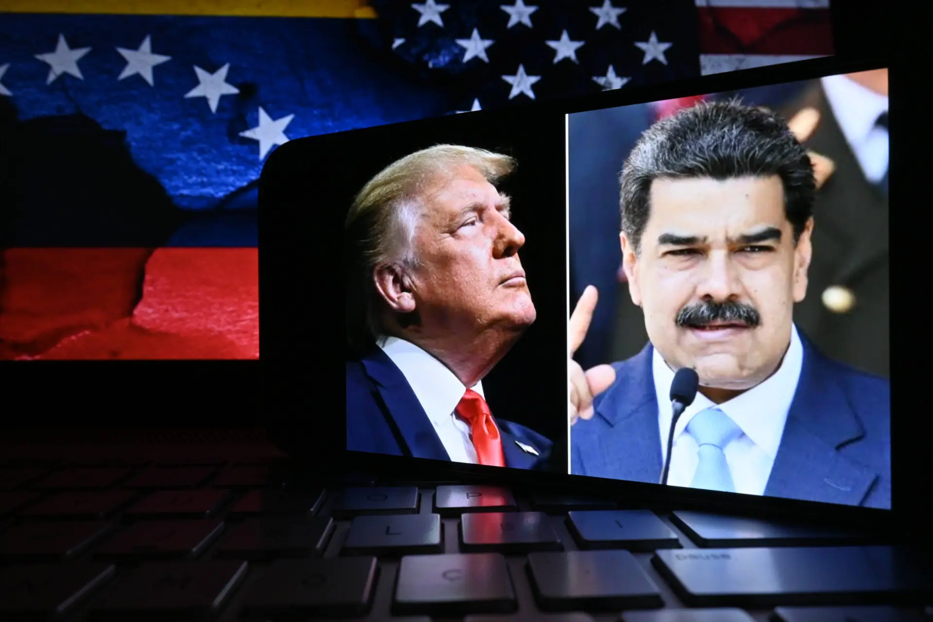 HISTORISCH: Trump rolt socialistisch regime op: Maduro en vrouw GEVANGENGENOMEN en afgevoerd!