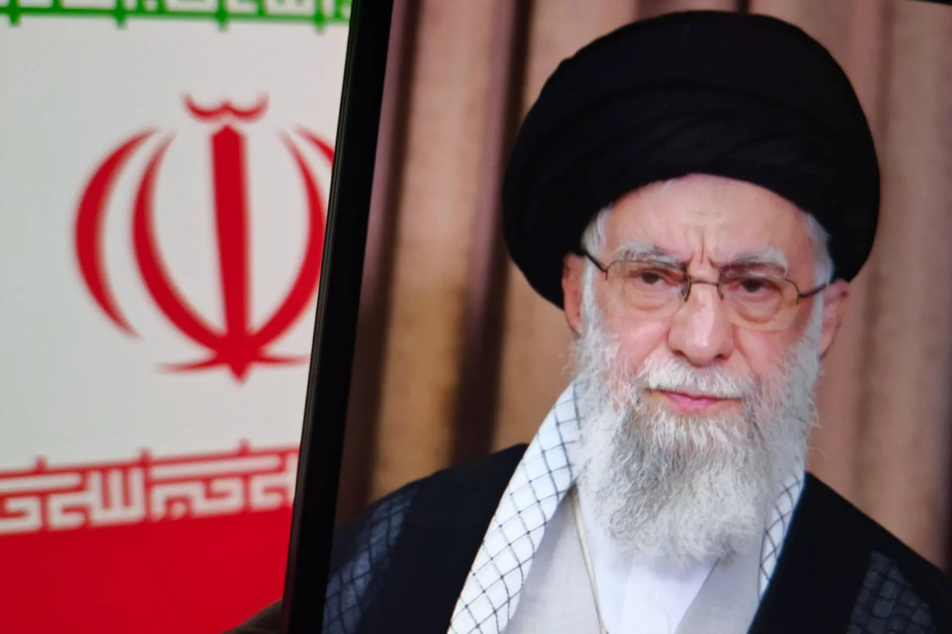 De val van de Ayatollahs is nabij: Regime wankelt als nooit tevoren (Laat het Iraanse volk het zelf afmaken!)