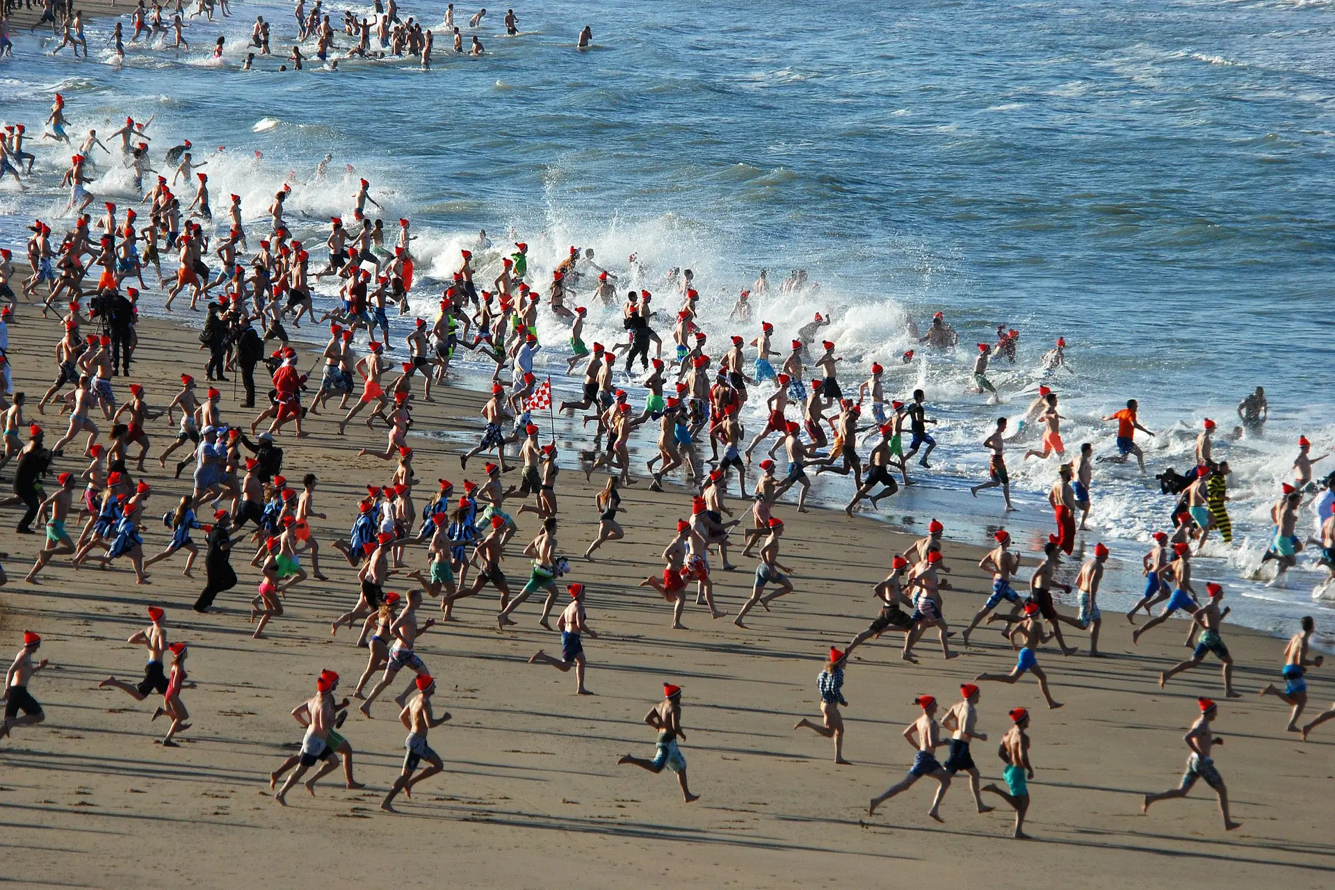 DE BETUTTELINGSLIJST IS COMPLEET: Nieuwjaarsduik Scheveningen opnieuw afgelast door "harde wind"!