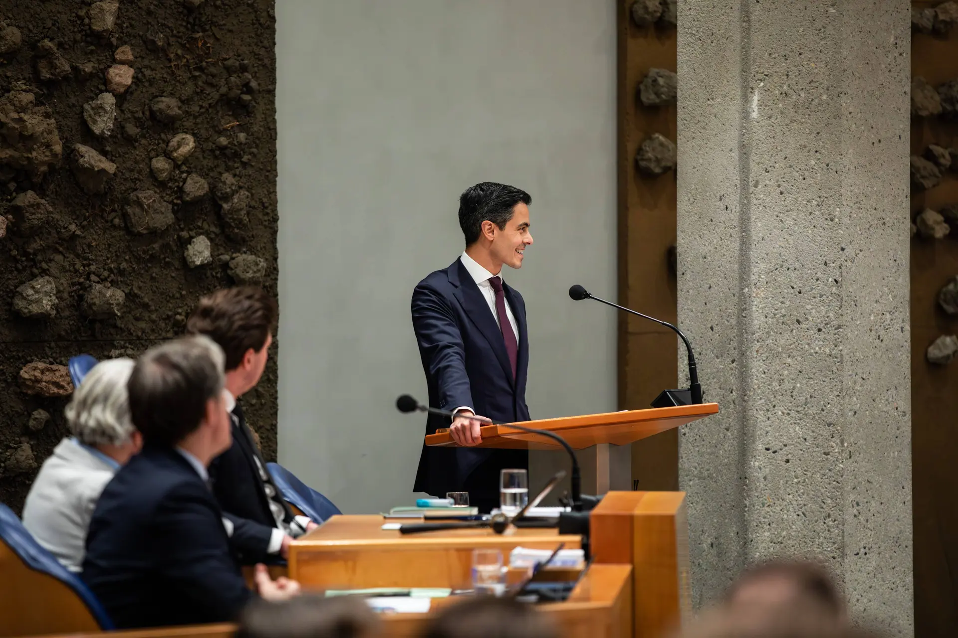 Het totale faillissement van premier Jetten: Rekenkamer onthult hoe het Brusselse migratiepact de asielcrisis nóg erger maakt