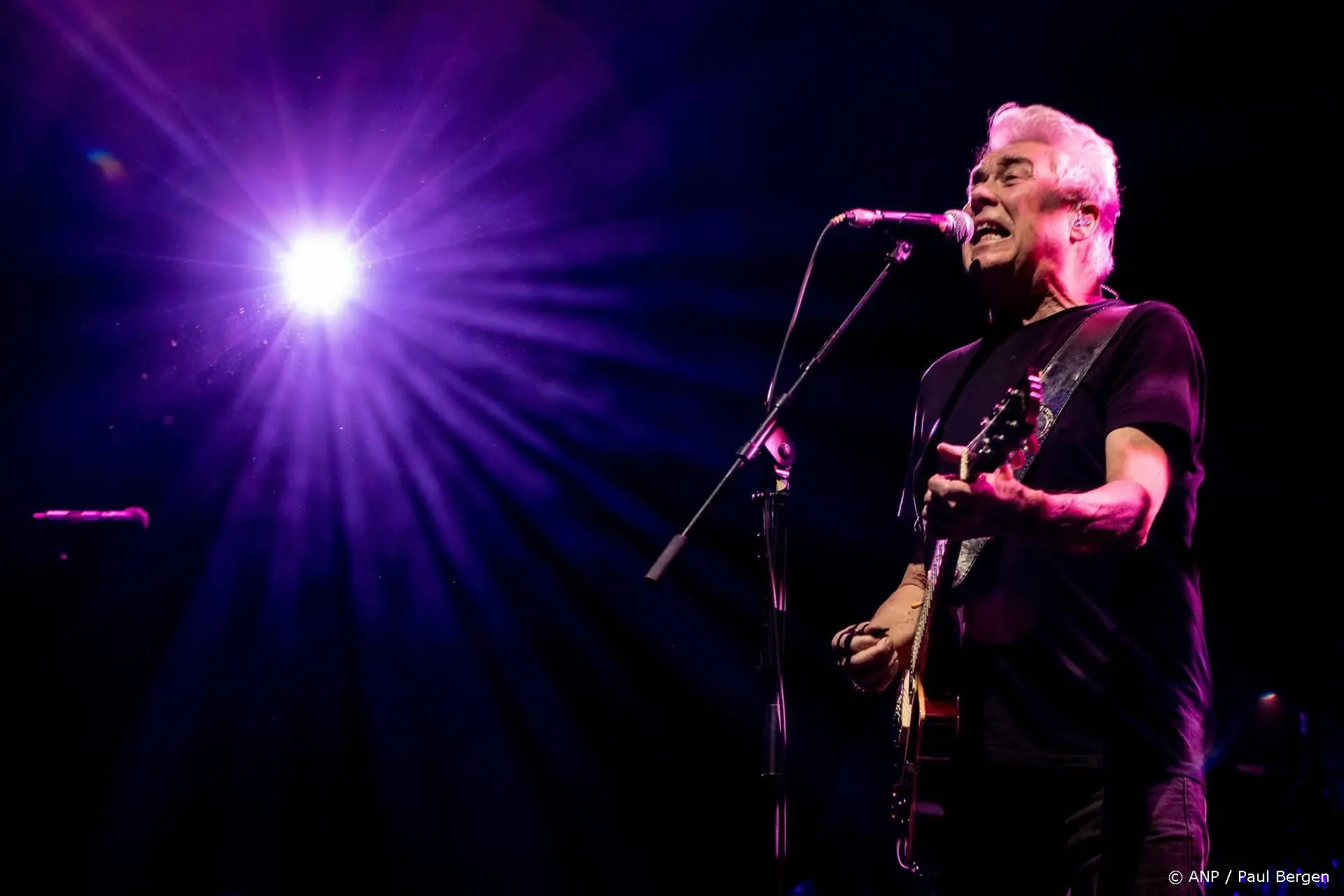Veiling gitaar Kooymans levert 28.000 euro op voor ALS-onderzoek