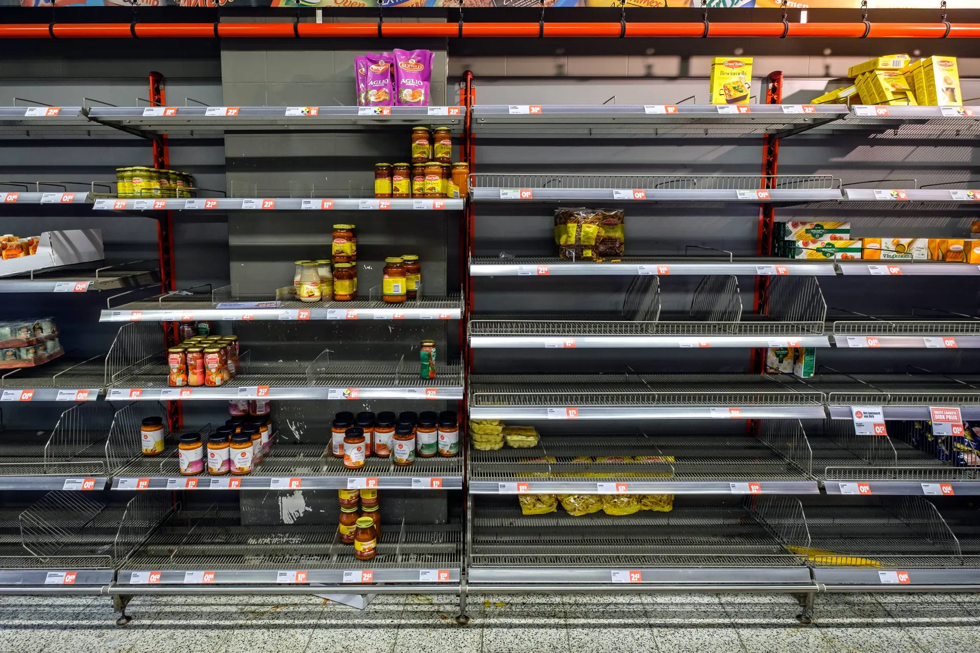 Lege schappen dreigen: Supermarkten waarschuwen voor tekorten en prijsstijgingen door weer in Zuid-Europa