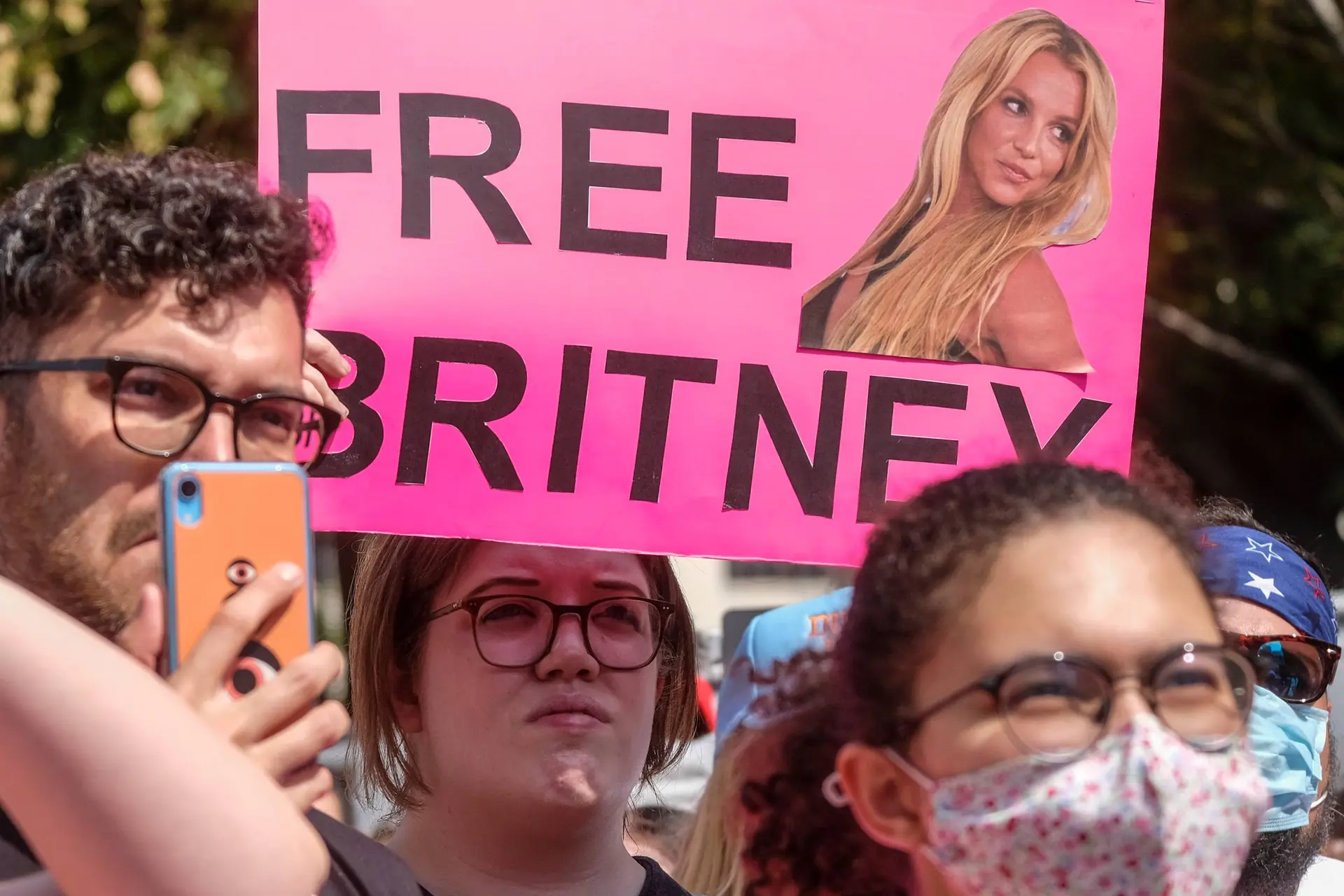 MIDDELVINGER NAAR DE INDUSTRIE: Britney verkoopt alles voor 200 miljoen en is er KLAAR mee!