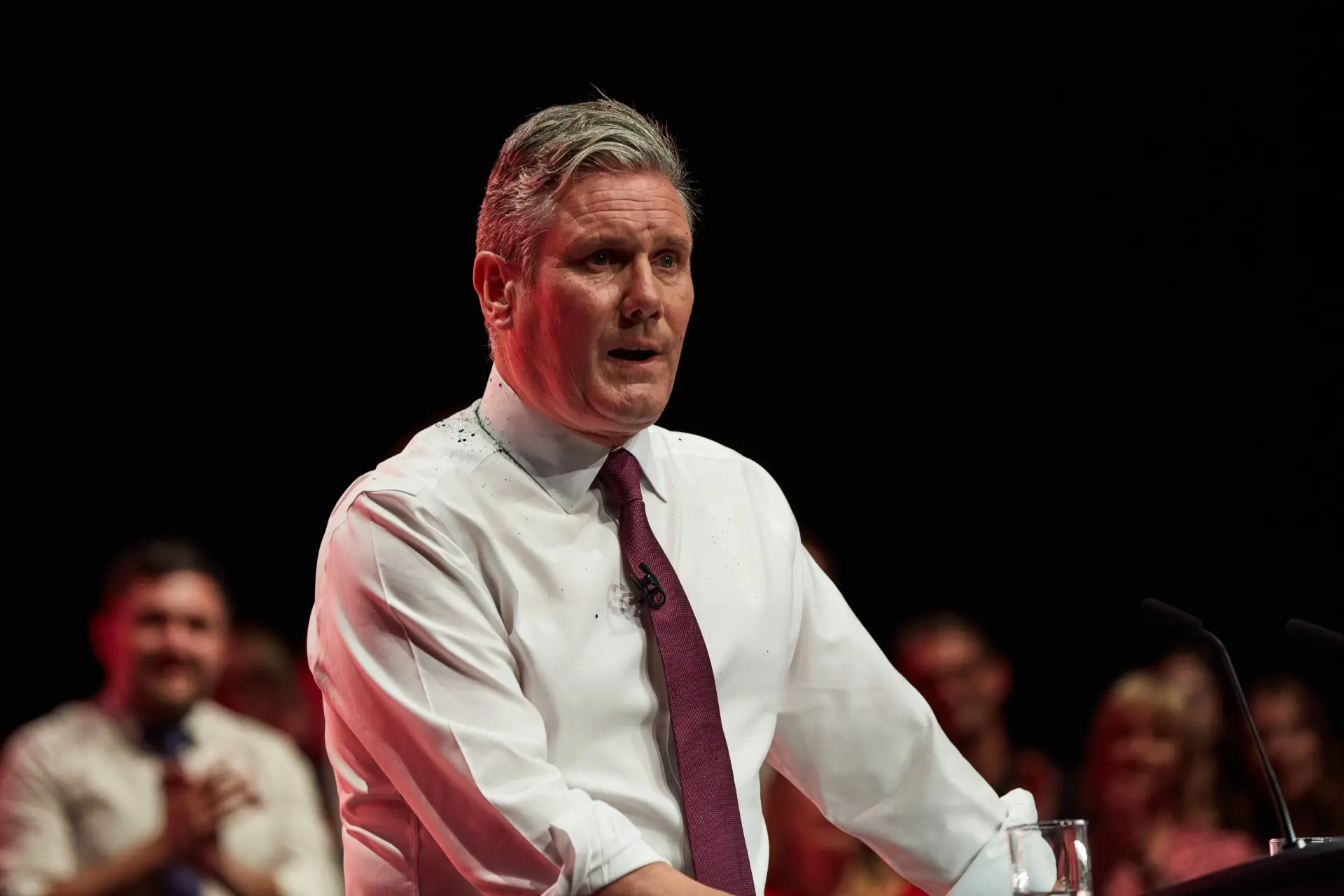 Arrogantie van de macht: Starmer weigert op te stappen na Epstein-schandaal rond vriendje Mandelson