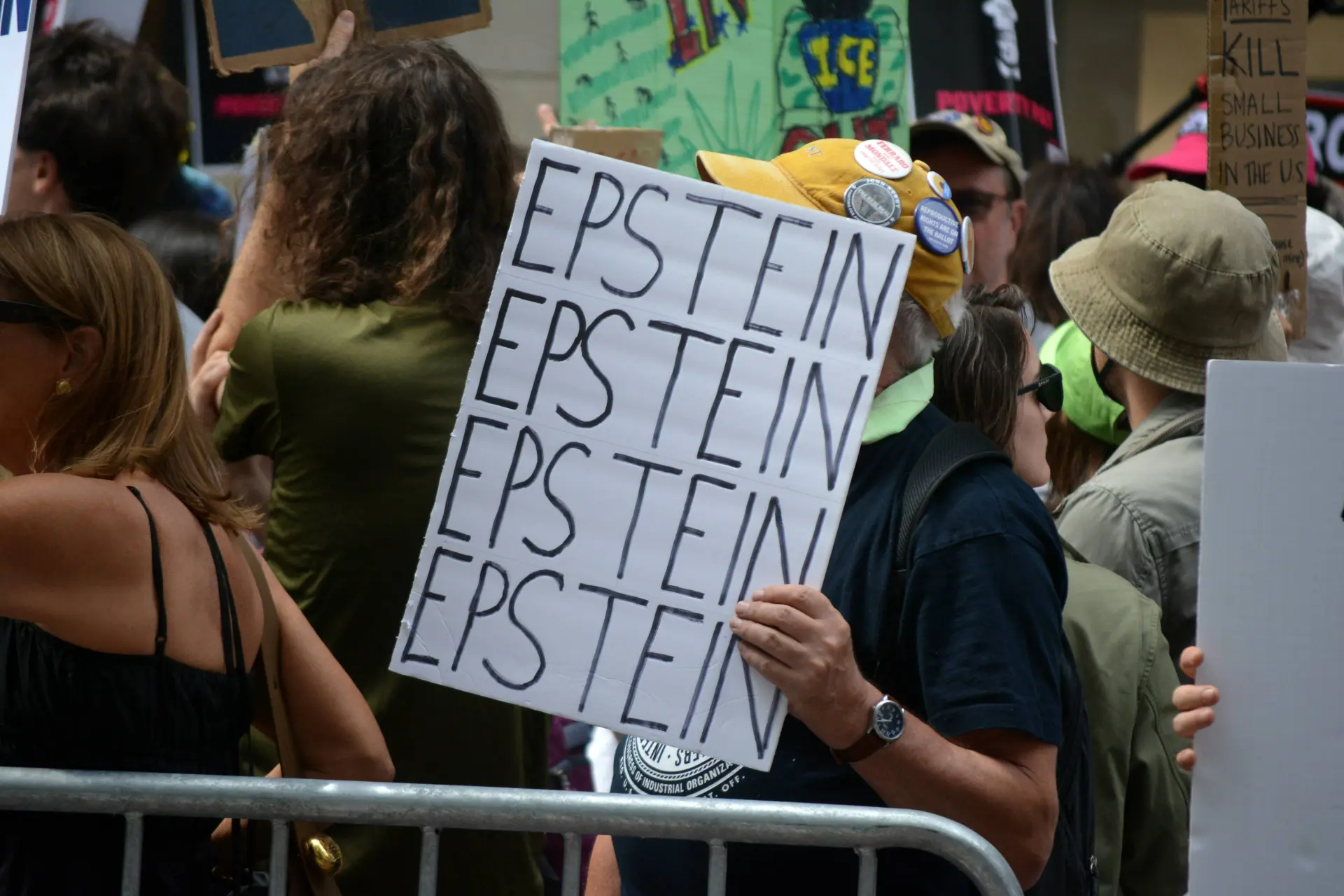 Geheimen, geld en gênante mails: hoe diep zat Mandelson in het Epstein-web?