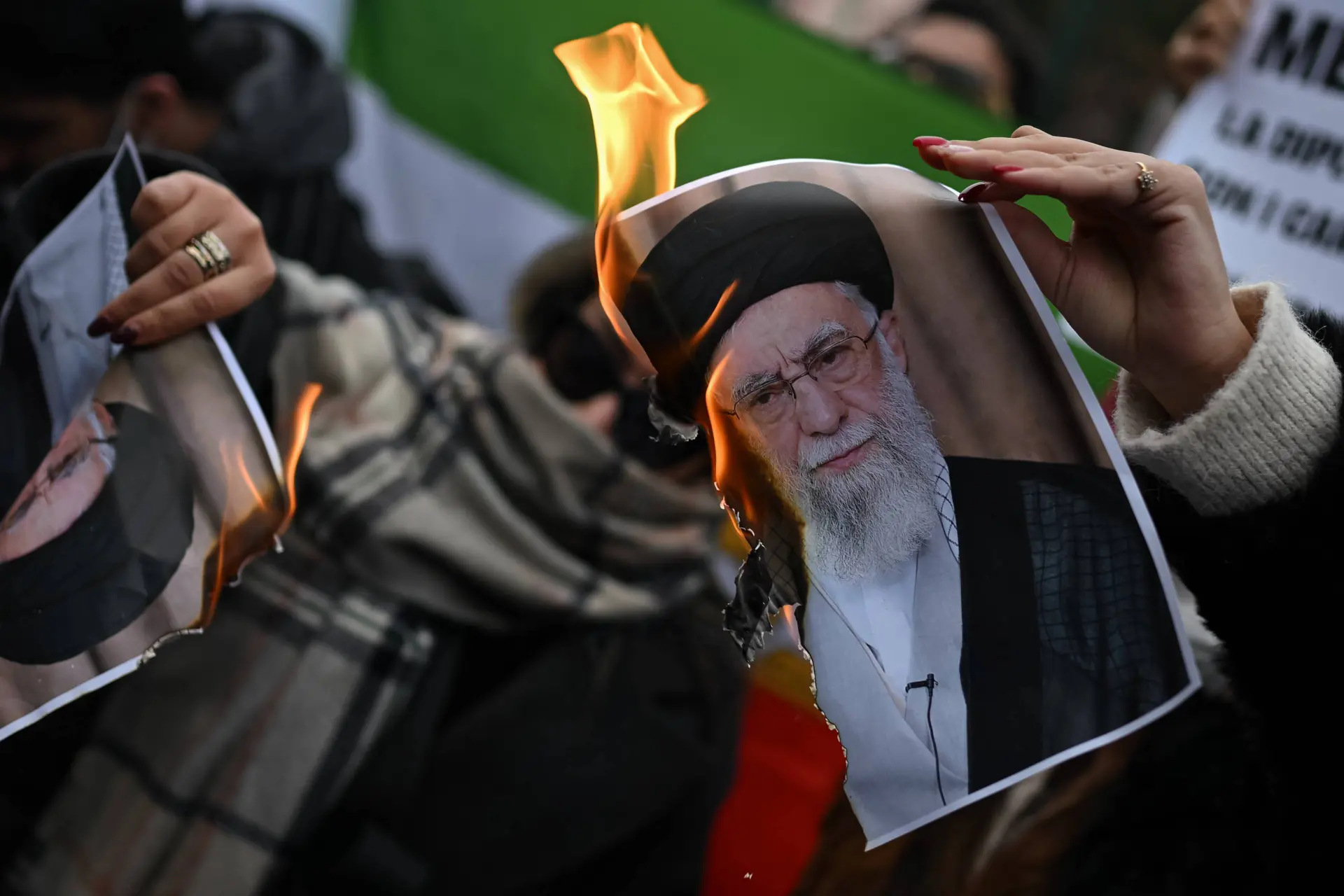 Iran krabbelt terug na dreigementen VS: 'Geen oefeningen in Straat van Hormuz' (Ze zijn doodsbang)