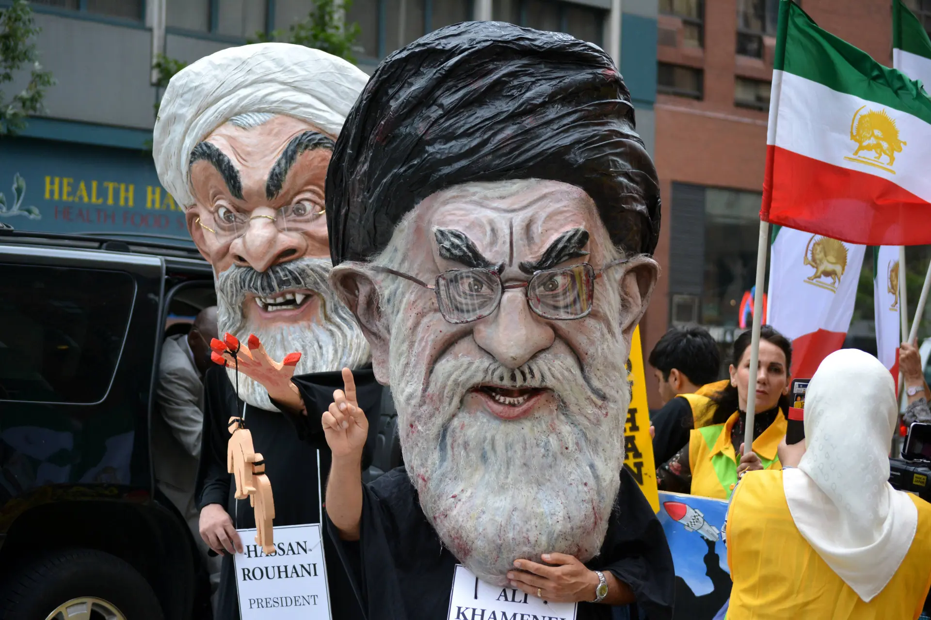 Oorlogshitsers in Washington draaien overuren: Khamenei in paniek door dreigende Amerikaanse aanval