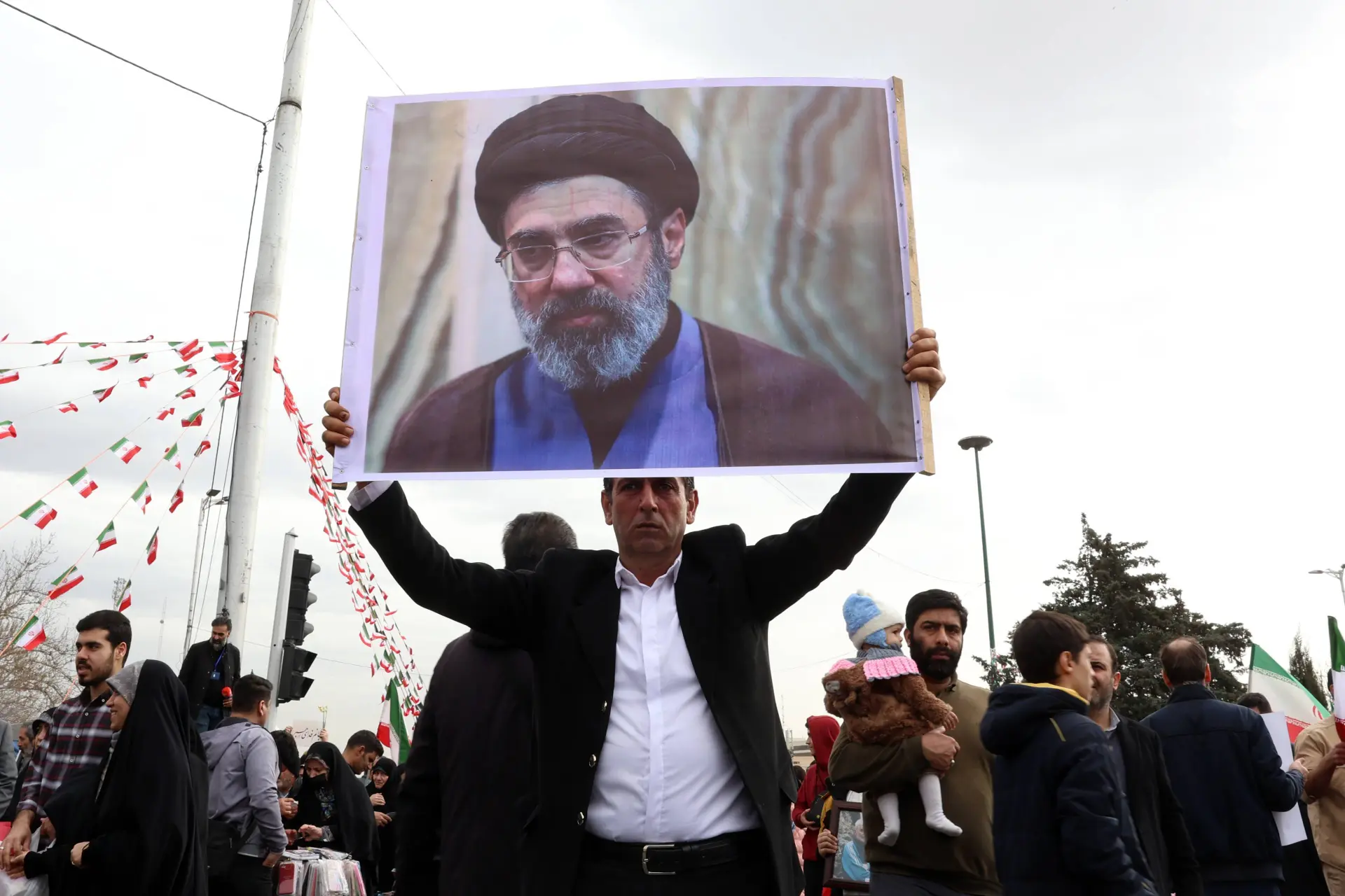 Stuitende naïviteit bij de NPO: WNL-'expert' noemt keiharde fanaticus Mojtaba Khamenei ineens 'progressief'