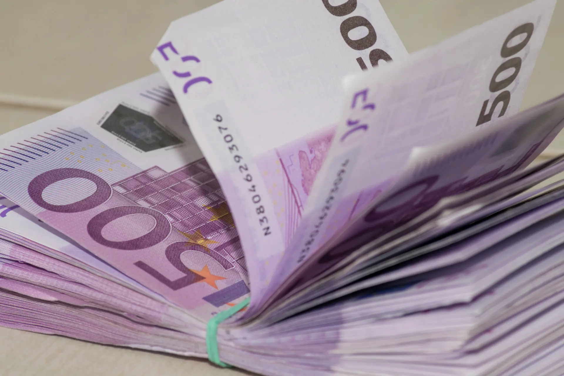 Paniek bij DNB: Totale digitale black-out dreigt, contant geld opeens weer levensredder