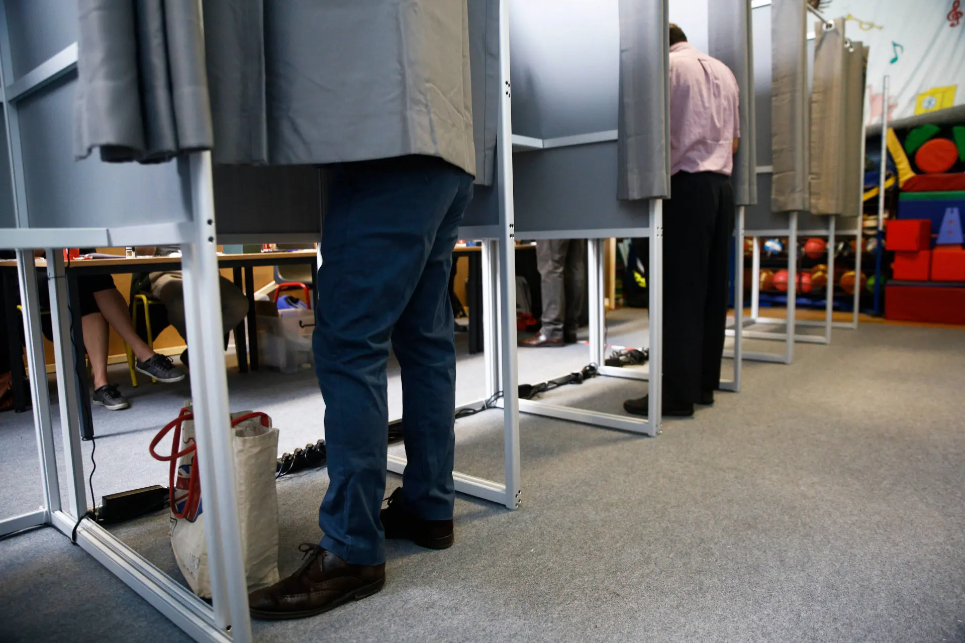 Totale chaos voor de verkiezingen: overheid blundert massaal met bezorging stempassen