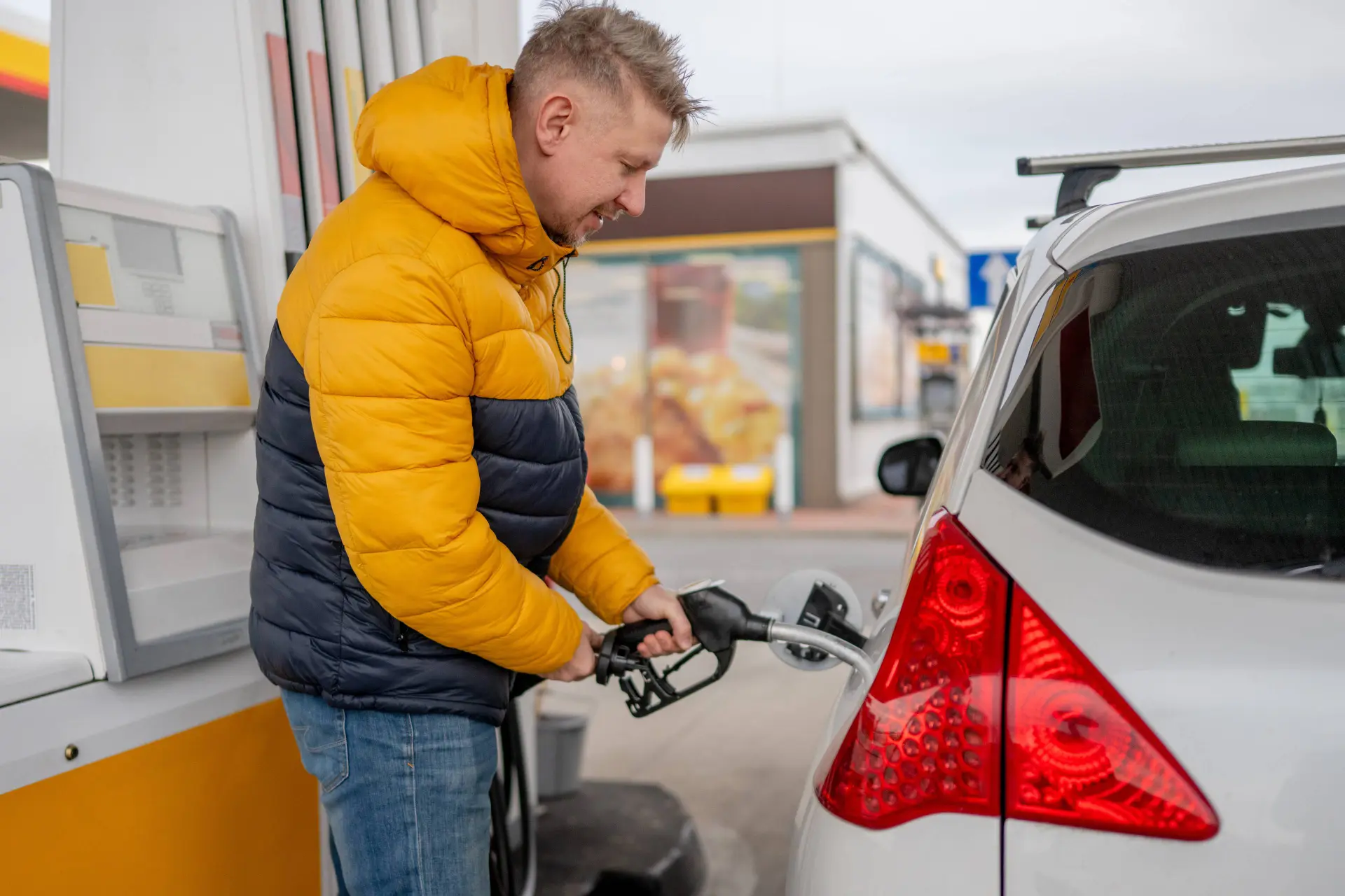 Record aan de pomp: Olieprijzen exploderen en diesel schiet voor het eerst ruim boven de 2,50 euro!