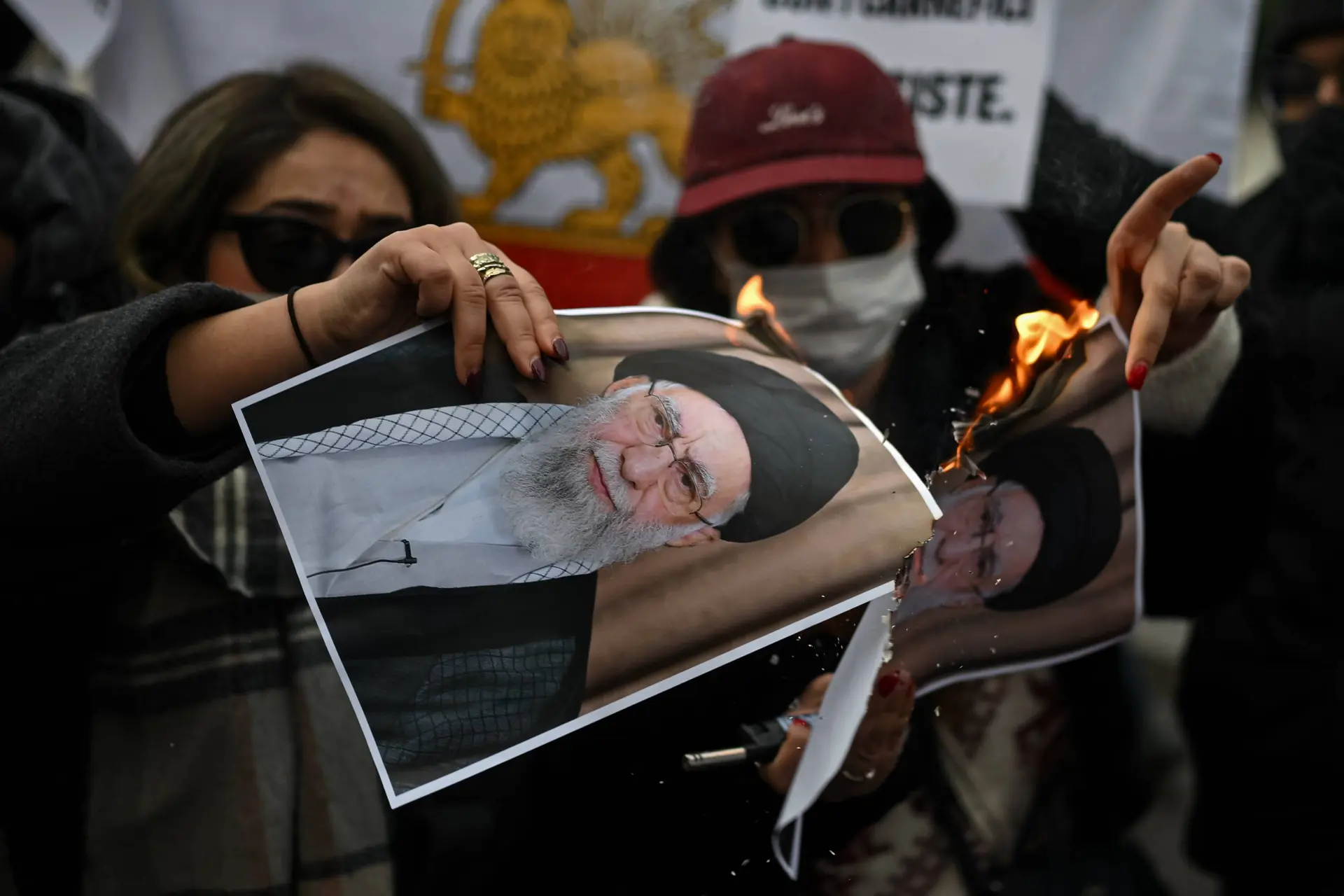 Verraden door zijn eigen mensen: geheime vergadering Khamenei was het perfecte doelwit voor westerse bommen
