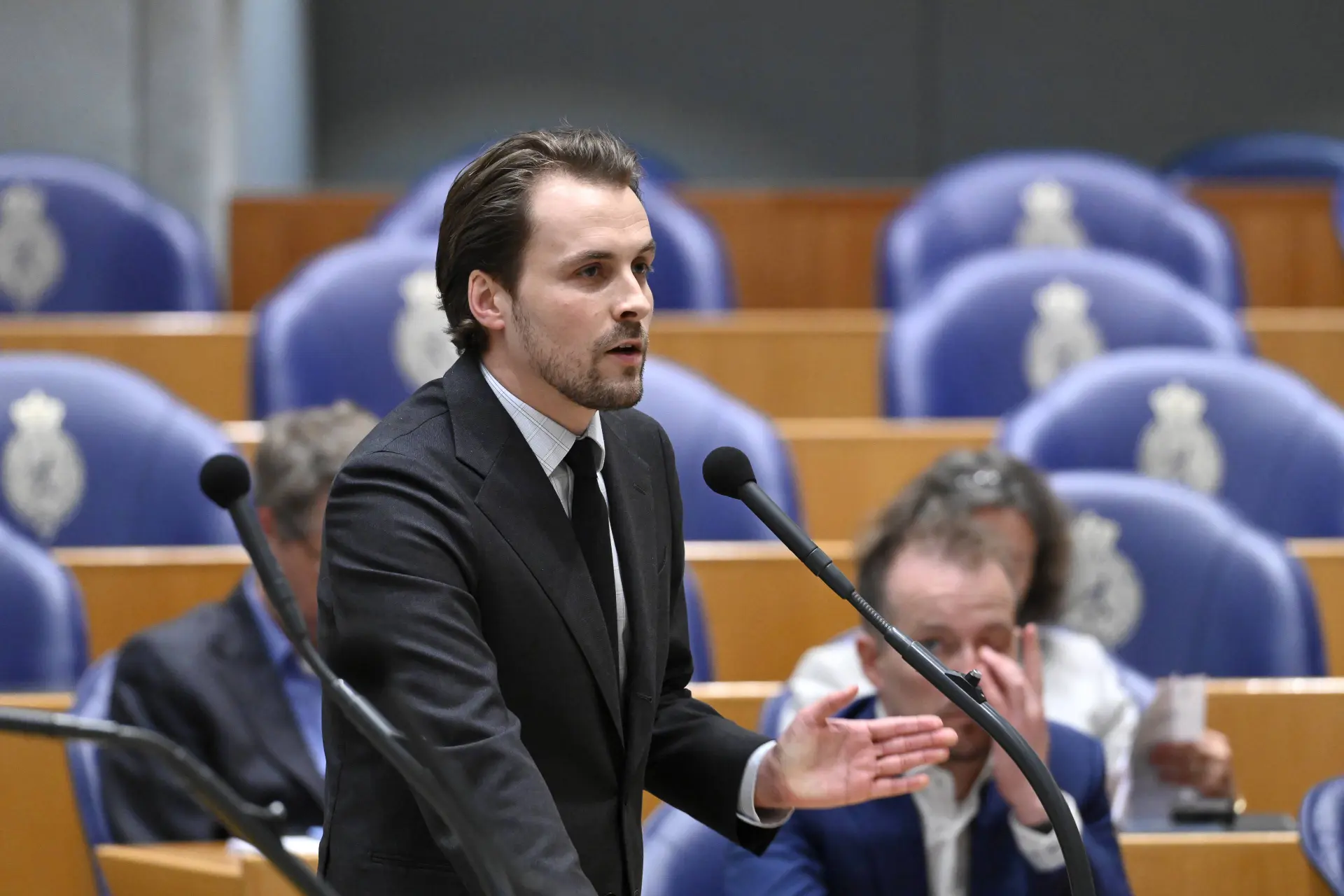 Gigantische FVD-overwinning: Motie Tom Russcher aangenomen om asieltuig in het OV knetterhard aan te pakken