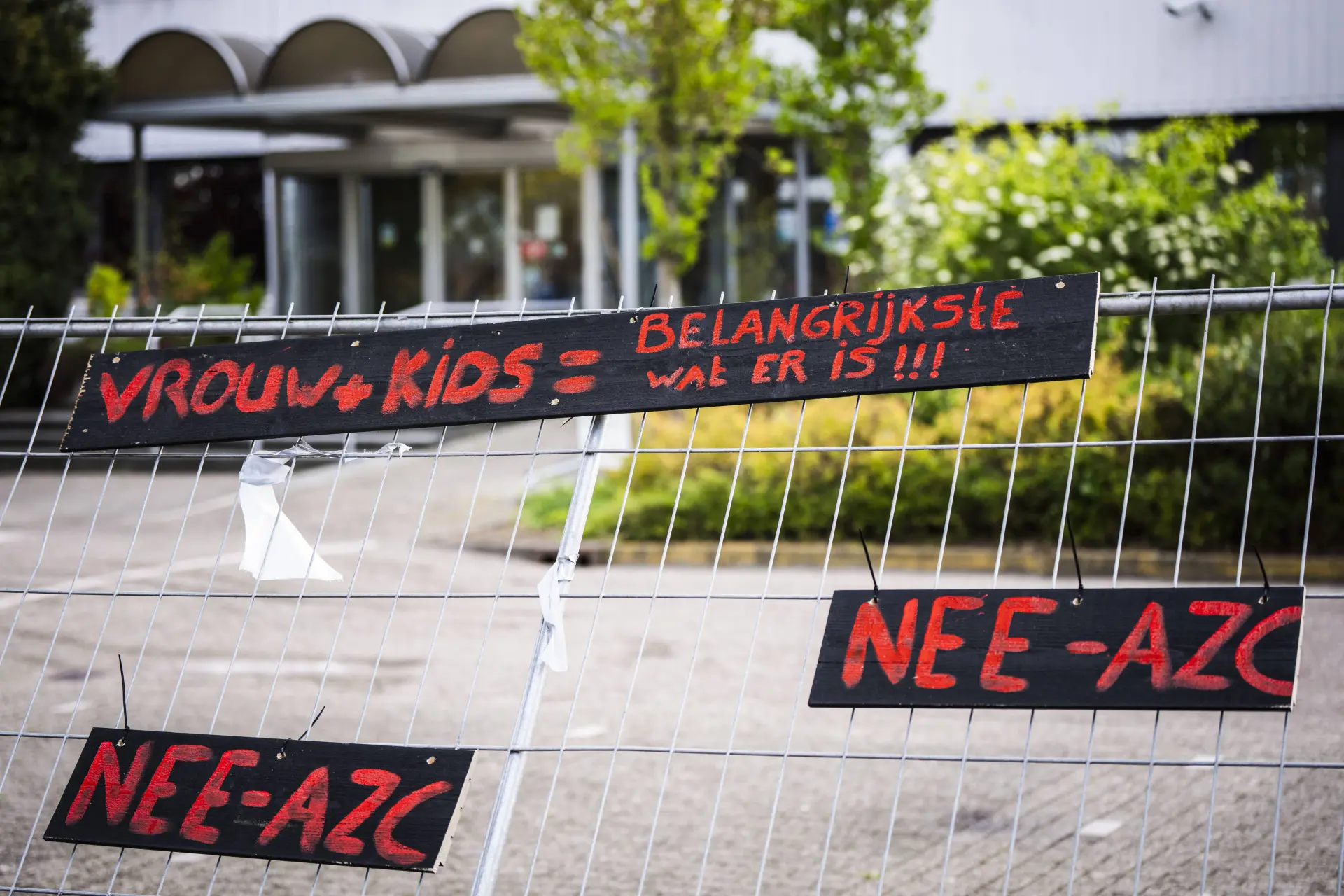 Wanhoop nabij in Loosdrecht: Gemeentehuis vernield na asieldictaat van arrogante bestuurders