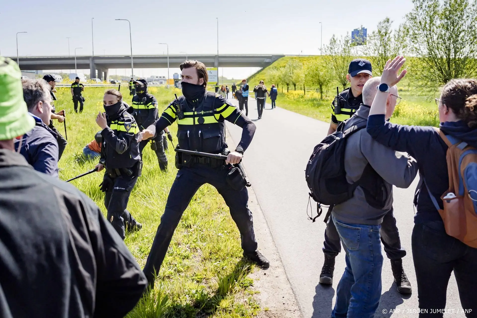 Politie begint ontruiming van door klimaatactivisten bezette A12