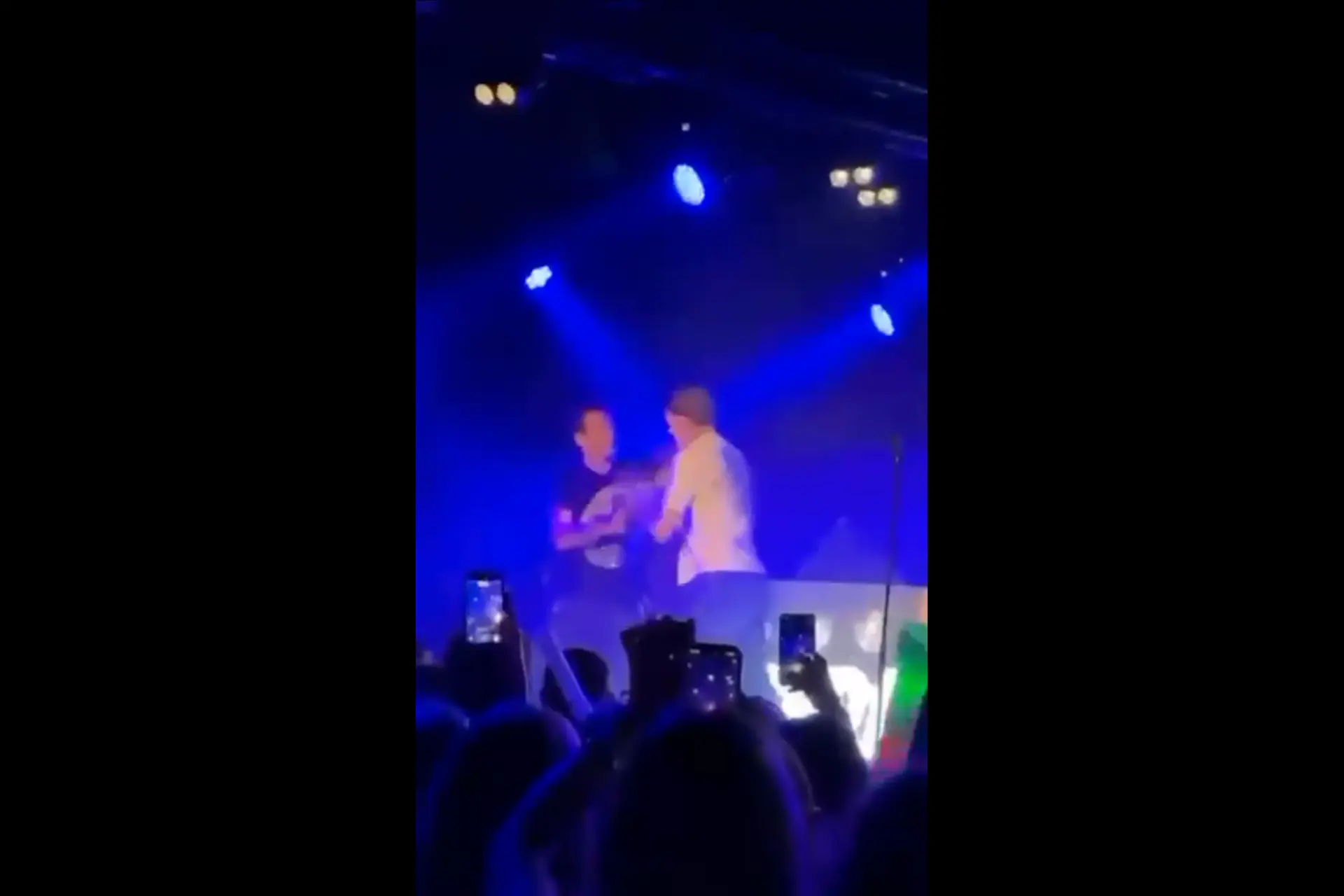 Korte metten met respectloos tuig: Gerard Joling deelt rake klappen uit aan laffe biergooier!