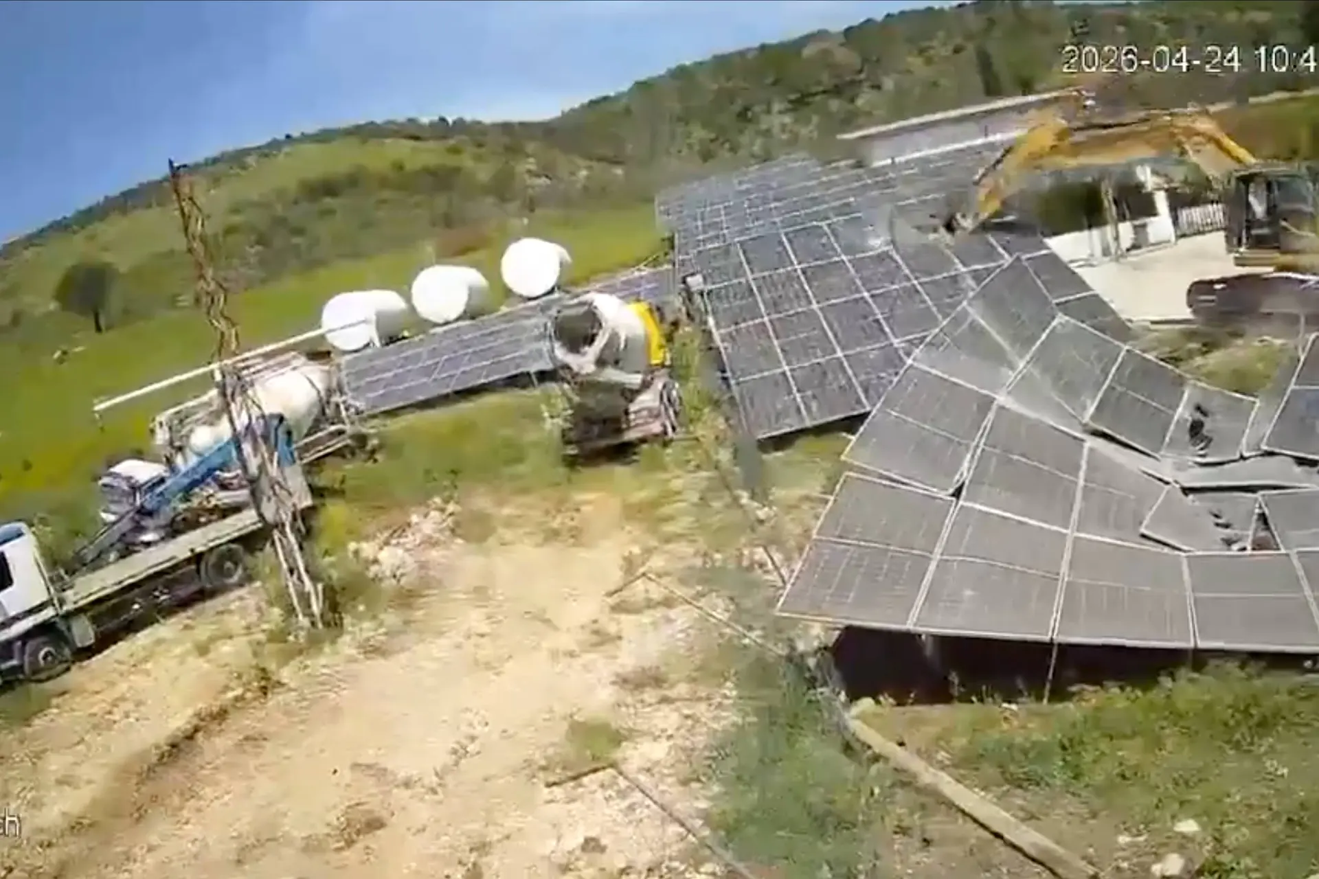 Schandalige beelden uit Libanon: Israëlische militairen verwoesten zonnepanelen in christelijk dorp