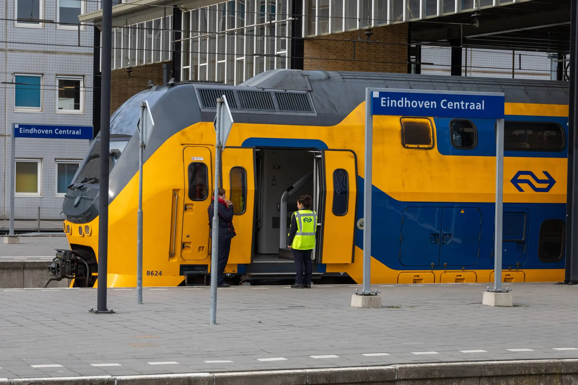 Eindelijk: NS-conducteurs krijgen bodycams, maar échte veiligheid vereist bewapening