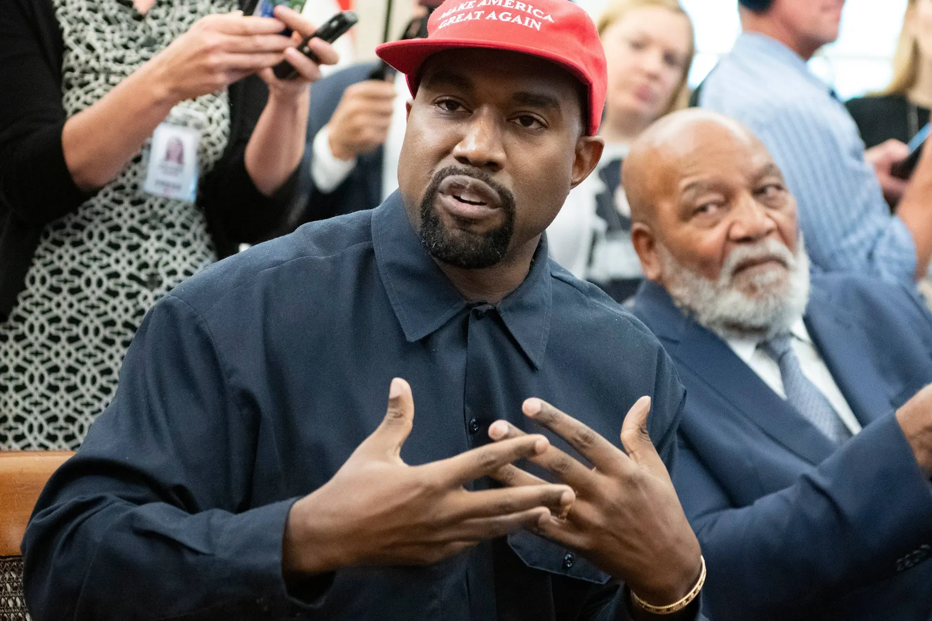 Minister Van Weel weigert te buigen voor Woke-terreur: Kanye West (Ye) gewoon welkom in Nederland