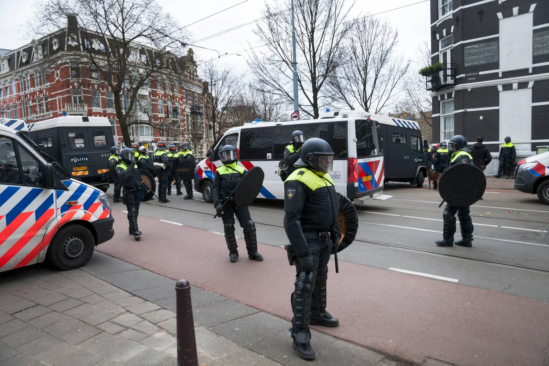 Meten met twee maten: Keihard politiegeweld tegen bezorgde burgers in Loosdrecht, terwijl XR vrij spel krijgt