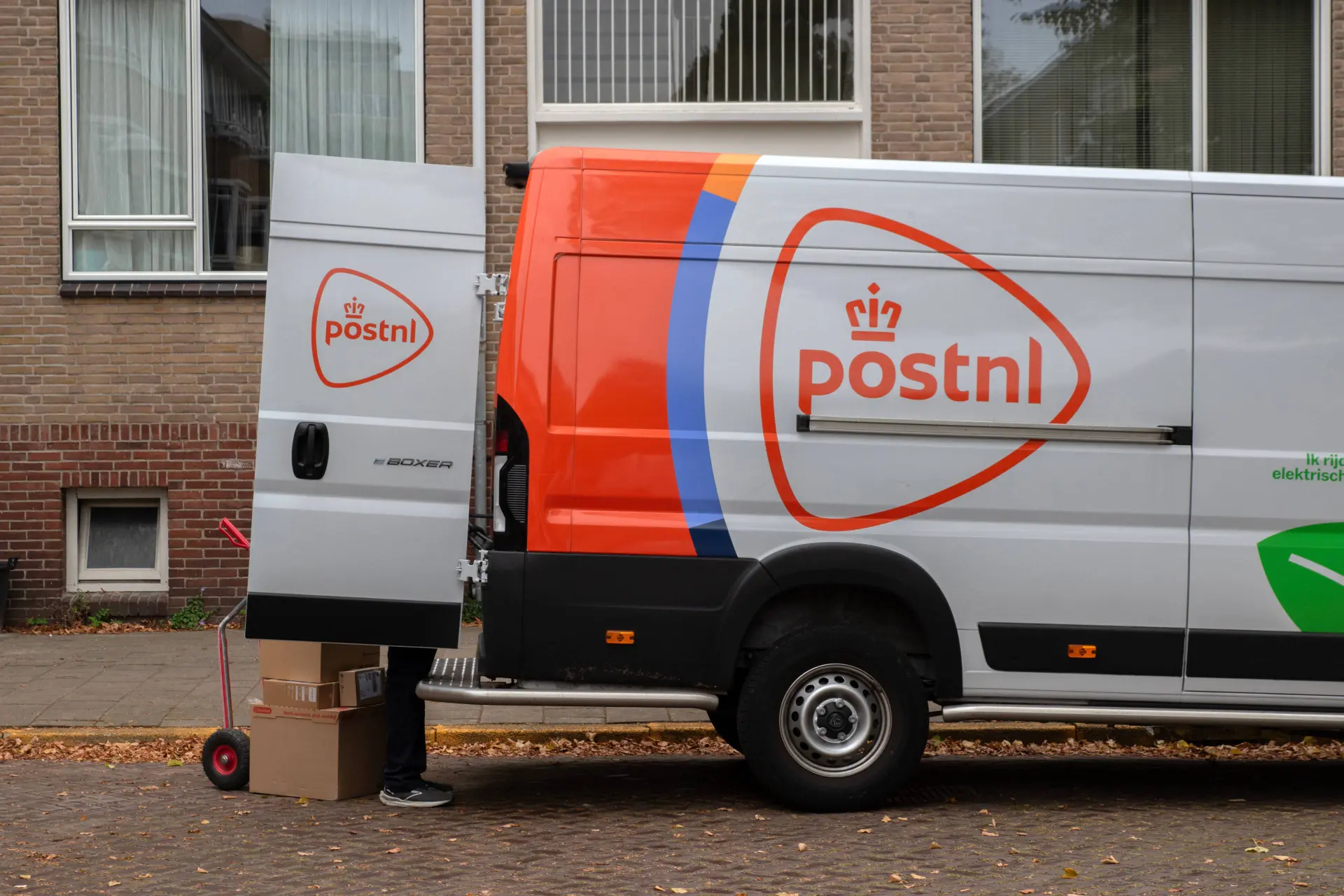 Pure lijkenpikkerij: PostNL verhoogt tarief voor rouwpost absurd en jaagt nabestaanden op kosten