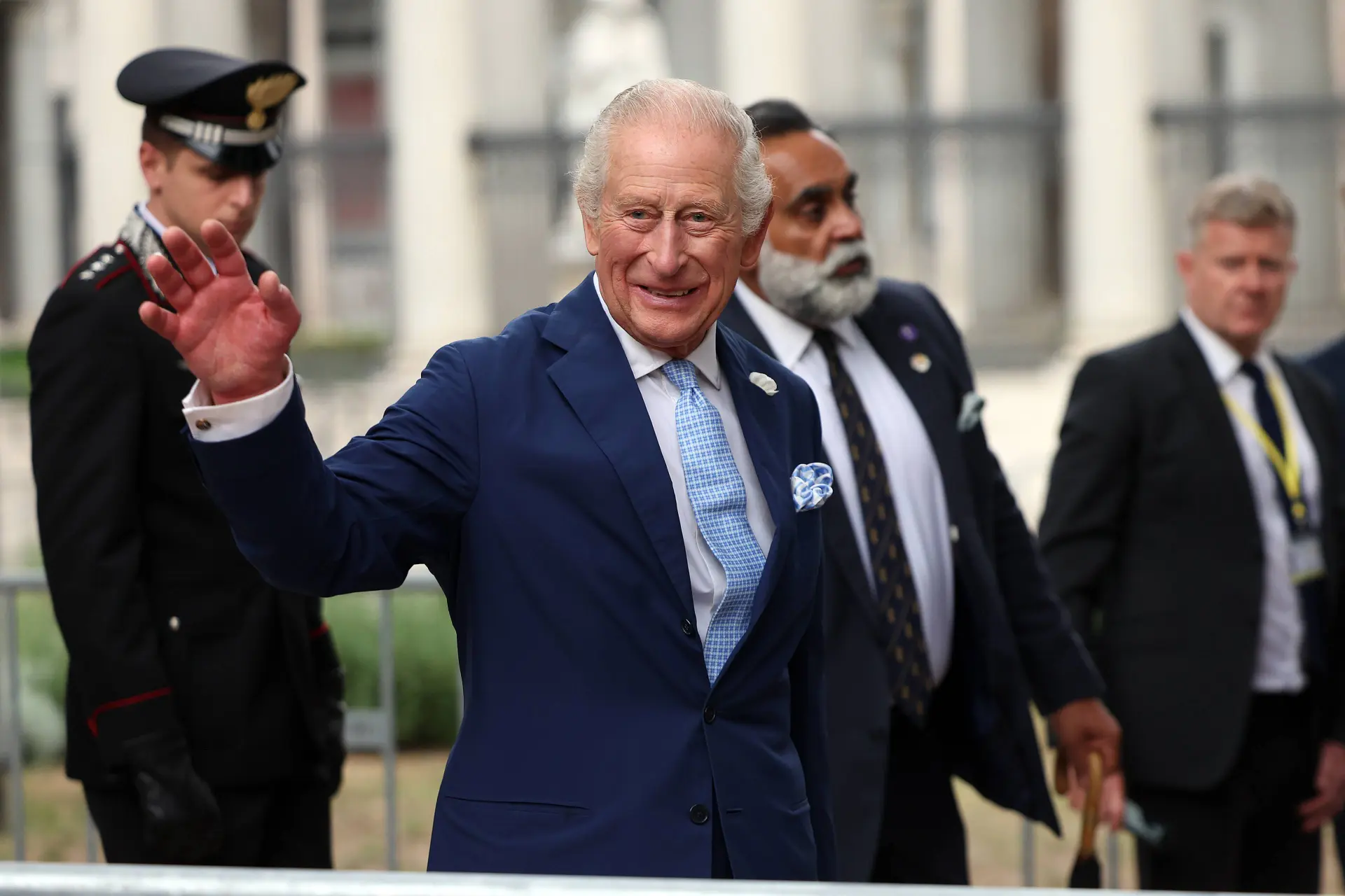 Geopolitiek dieptepunt: Falende premier Starmer kruipt voor megalomane Trump en offert de Britse koning op