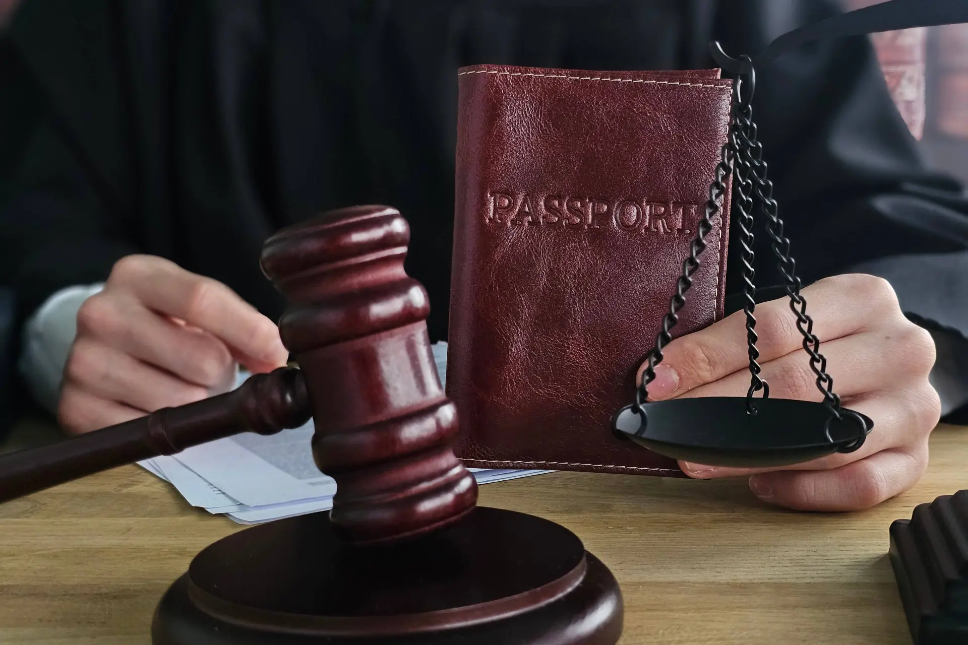 Megaklap tegen de digitale onderwereld: politie rolt gigantisch netwerk met valse paspoorten op