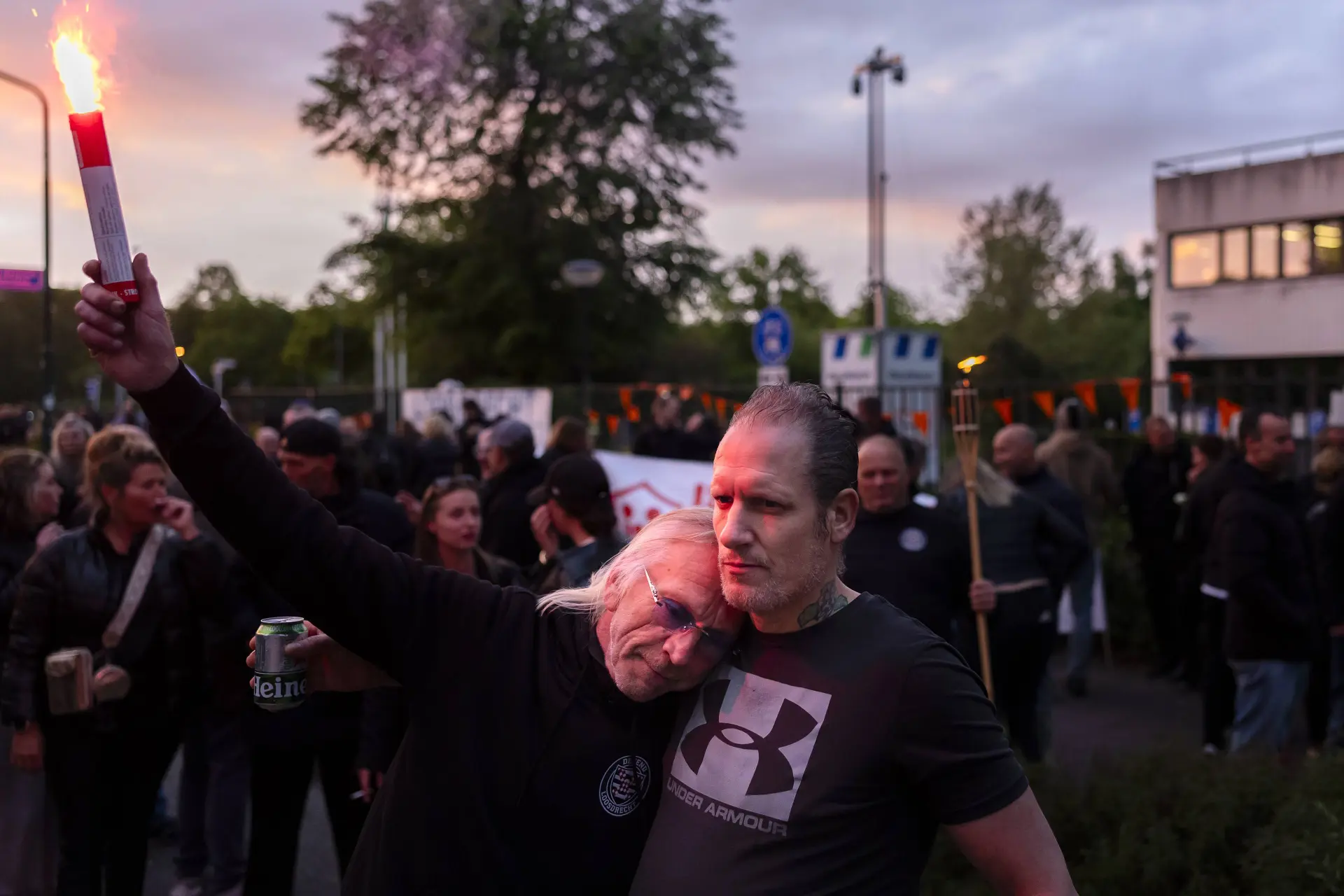 Indrukwekkende rouwstoet: Loosdrecht komt massaal in opstand tegen asieldwang van het kartel